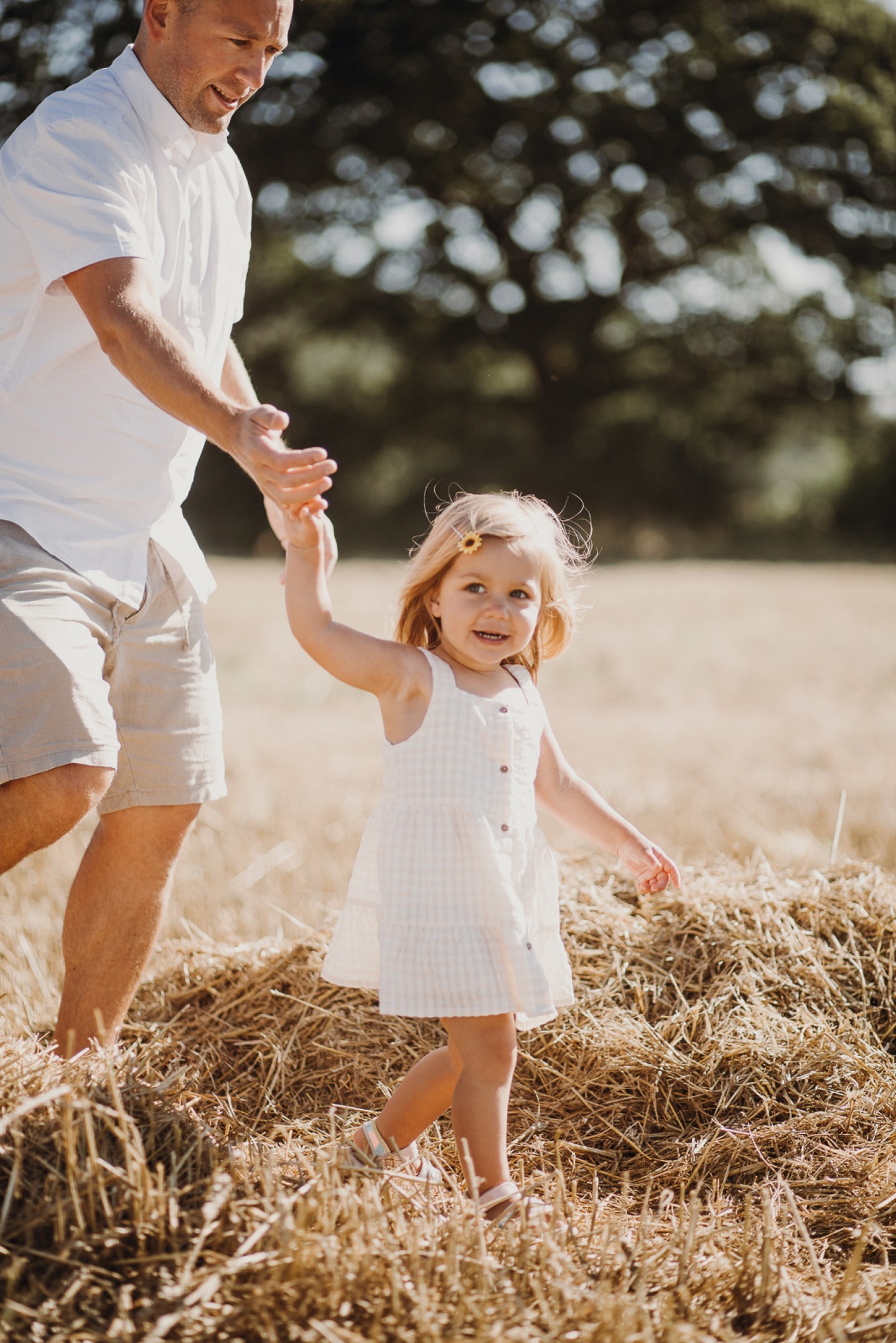 I couldn't be happier with how this photoshoot turned out! The family looked stunning and the little girl's infectious smile lit up the entire session. It was truly a pleasure to work with such a wonderful family. š¤©