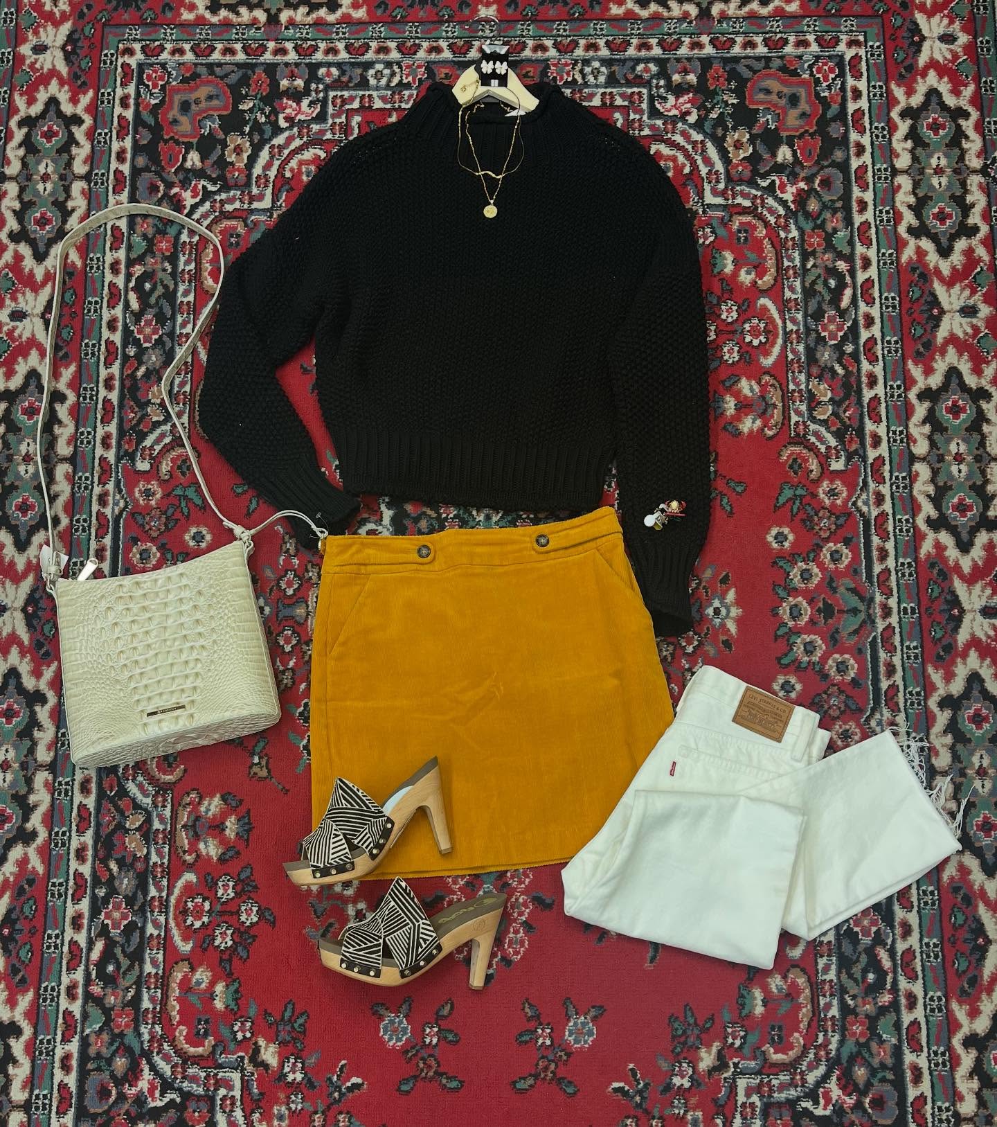 Love when I open a text to a staffer and see that I have an unposted #couchsaleswithldr to do! 🤭🤣 Lee put together this cutie look. Boy do I wish those shoes fit me. Dang! #ldrstaffpicks
DETAILS:
Earrings- $18
Necklaces- Pendant $17, Chain $26
Sweater- She & Sky, L, $28
Purse- Brahmin, $129
Rings- Black & Gold Band $20, Black Stone $15, Gold $15
Corduroy Skirt- Banana Republic, 6, $28
Jeans- Levi’s, 27, $32
Shoes- Flogg, 8, $44