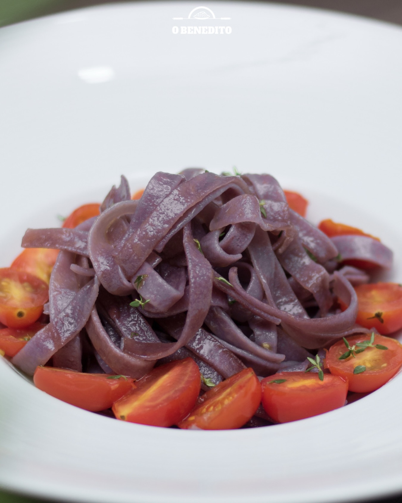 Nosso talharim de vinho é feito a partir de um processo especial, onde a massa é tingida com vinho tinto incorporado ainda na preparação.
Esse cuidado garante não só a cor marcante, mas também um aroma e um sabor inconfundível que transforma a experiência do prato!
A porção vem com 250g de massa, perfeita para valorizar molhos clássicos ou simplesmente saltea-la na manteiga de sálvia.
Faça seu pedido ou venha nos visitar!
#MassasArtesanais #Divinópolis #minasgerais