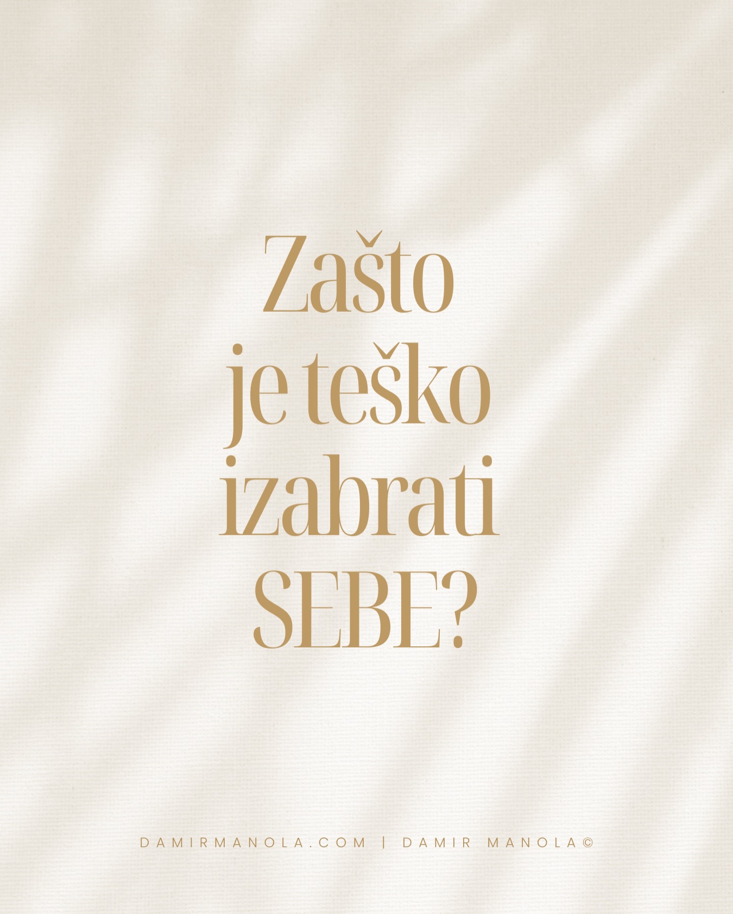 Zašto je teško izabrati sebe?
Izabrati sebe za mnoge ljude predstavlja jedan od najzahtjevnijih unutarnjih koraka. Taj izbor dolazi iz složenog iskustva koje se gradi kroz godine odnosa, očekivanja i prilagodbi.
Od ranih godina vrijednost se često uči kroz odgovornost. Kroz pouzdanost i spremnost da se bude oslonac. Kroz sposobnost da se prilagodi i preuzme više nego što je stvarno moguće. Takav način funkcioniranja postupno postaje dio identiteta i osjećaja osobne vrijednosti. U tom procesu pažnja se sve manje usmjerava prema vlastitim potrebama. Unutarnji svijet ostaje u pozadini kako bi vanjski odnosi ostali stabilni. S vremenom se razvija navika da se sebe doživljava kroz ono što se daje drugima, a ne kroz ono što se osjeća iznutra.
Izabrati sebe tada djeluje kao pomak koji otvara duboka pitanja.
Pitanja o tome tko ste izvan uloga koje ste preuzeli.
Pitanja o vlastitoj vrijednosti kada prestanete biti stalno dostupni i prilagodljivi.
Mnogi ljudi su kroz iskustvo naučili da se povezanost s drugima održava davanjem, razumijevanjem i izdržavanjem. Kada se taj obrazac počne mijenjati, javlja se snažna unutarnja napetost koja traži novi način odnosa prema sebi. Izabrati sebe u tom kontekstu znači uspostaviti drugačiji odnos sa sobom. Odnos koji se temelji na poštovanju, jasnoći i odgovornosti prema vlastitom unutarnjem životu. To je proces u kojem se vlastita vrijednost postupno odvaja od uloge koju ste godinama živjeli.
Veljača je mjesec u kojem se tom procesu daje prostor u mojoj online mjesečnoj radionici. Kroz zajednički rad i iskustvo koje omogućuje da se odnos prema sebi počne mijenjati iznutra. Ako osjećate da se već dugo krećete prema drugima, a rijetko prema sebi, ova tema otvara vrata tom povratku.
#navike #osobnirazvoj #radnasebi