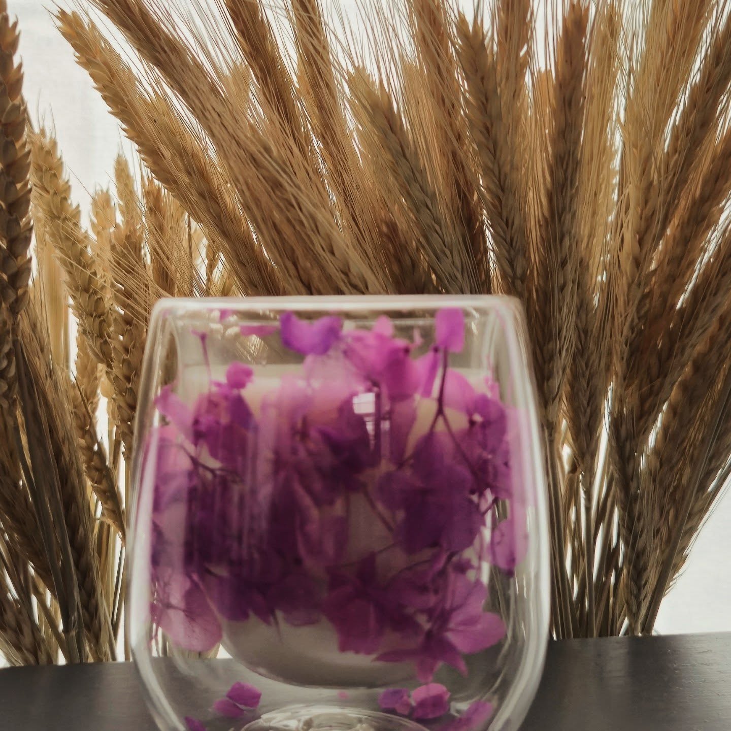 ✨ Nieuw bij Mouks: handgemaakte geurkaarsen ✨
Laat je huis heerlijk ruiken met onze unieke, handgemaakte kaarsen, gemaakt door de echtgenoot van Mouks.
Elke kaars is gegoten in ecologische was van bijen- en koolzaadwas en heeft een eigen handgemaakte lont. Het resultaat?
Een sterk, warm parfum dat zich doorheen je hele woonkamer verspreidt.
🌸 Onze geuren & stijlen:
Kaarsen met gedroogde bloemen in het glas en een zachte rozengeur
Grijze, robuuste glazen kaarsen met lichte bubbeltjes en een frisse geur van appel & waterlelie. Meerdere geuren zijn onderweg!
Elk stuk is uniek, stijlvol en met liefde gemaakt.
📍 Nu verkrijgbaar:
- Online op https://www.mouks.be/
- Bij Boekhandel ’t Oneindig Verhaal
💶 Prijs: van €6,95 tot €15,95
Perfect als cadeau… of gewoon voor jezelf ✨
Welke zou jij kiezen? 💬