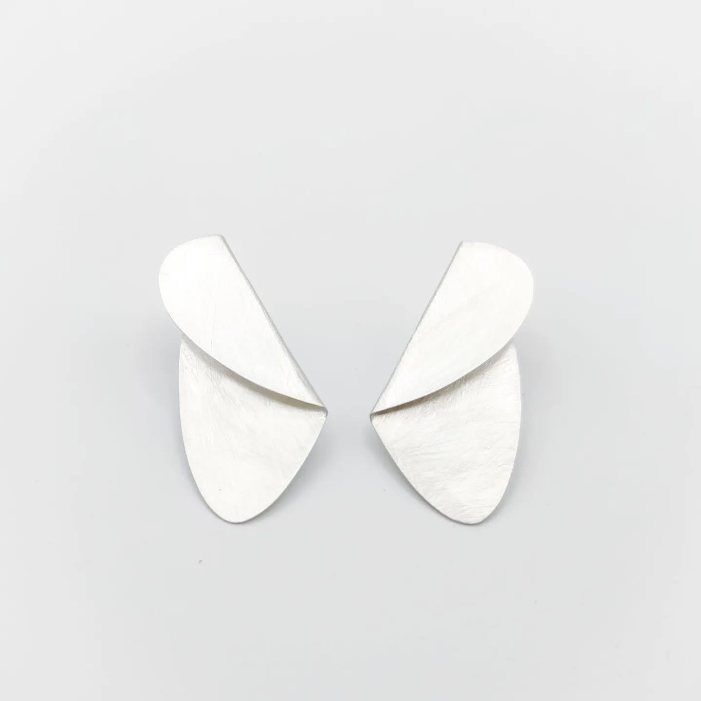 These are very clearly one of your favorite pieces. And I totally agree!
Now that my online store is working again, both versions are again available. Silver and gold plated!
.
.
.
.
.
.
.
.
.
.
.
#katerinapimenidujewellery #katerinapimenidu #silverjewelry #silverearrings #contemporaryearrings #minimal #mininalist #handmadejewelry #handmadeearrings #statementjewelry #statementearrings #greekdesigner #greekdesign #madeinholland #handgemaakteoorbellen #oorbellen #zilveroorbellen #habdgemaakt #expatinthenetherlands #expatlife #expatinthehague