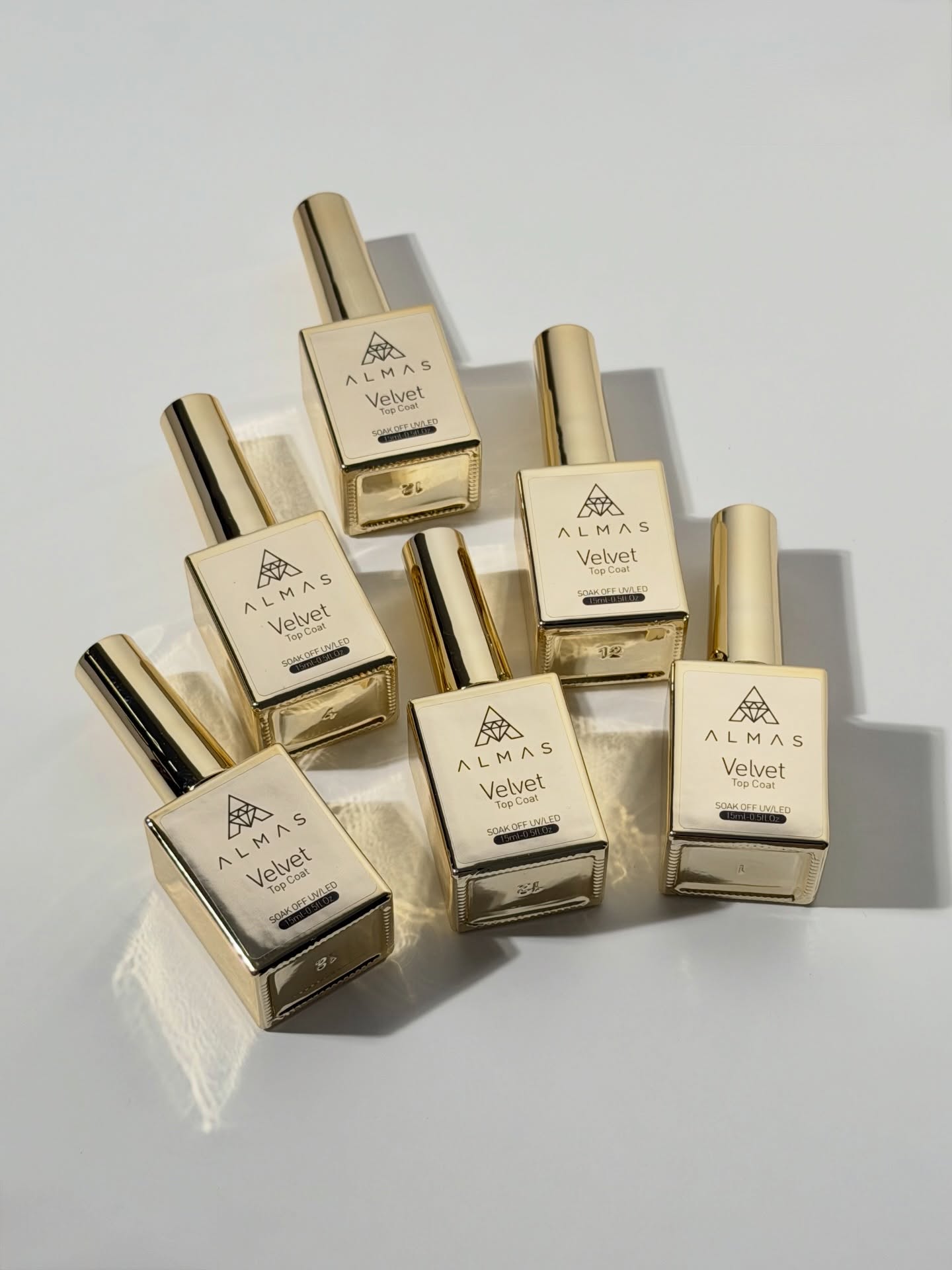 La finition mate Velvet Top Coat cache bien trop souvent des pépites insoupçonnée, à l’image de ces razor nails signés par l’incomparable Tressy en swipe de cette publication! 🔥
Elle a travaillé avec le Nude Cover 4, le vernis Dear Alyx, le paint Snow White, les micro-billes Caviar Gold (S/M). Le résultat est spectaculaire! 😍
#artisticnaildesign #artisticnails #nailsartistic #rednails #nailartist