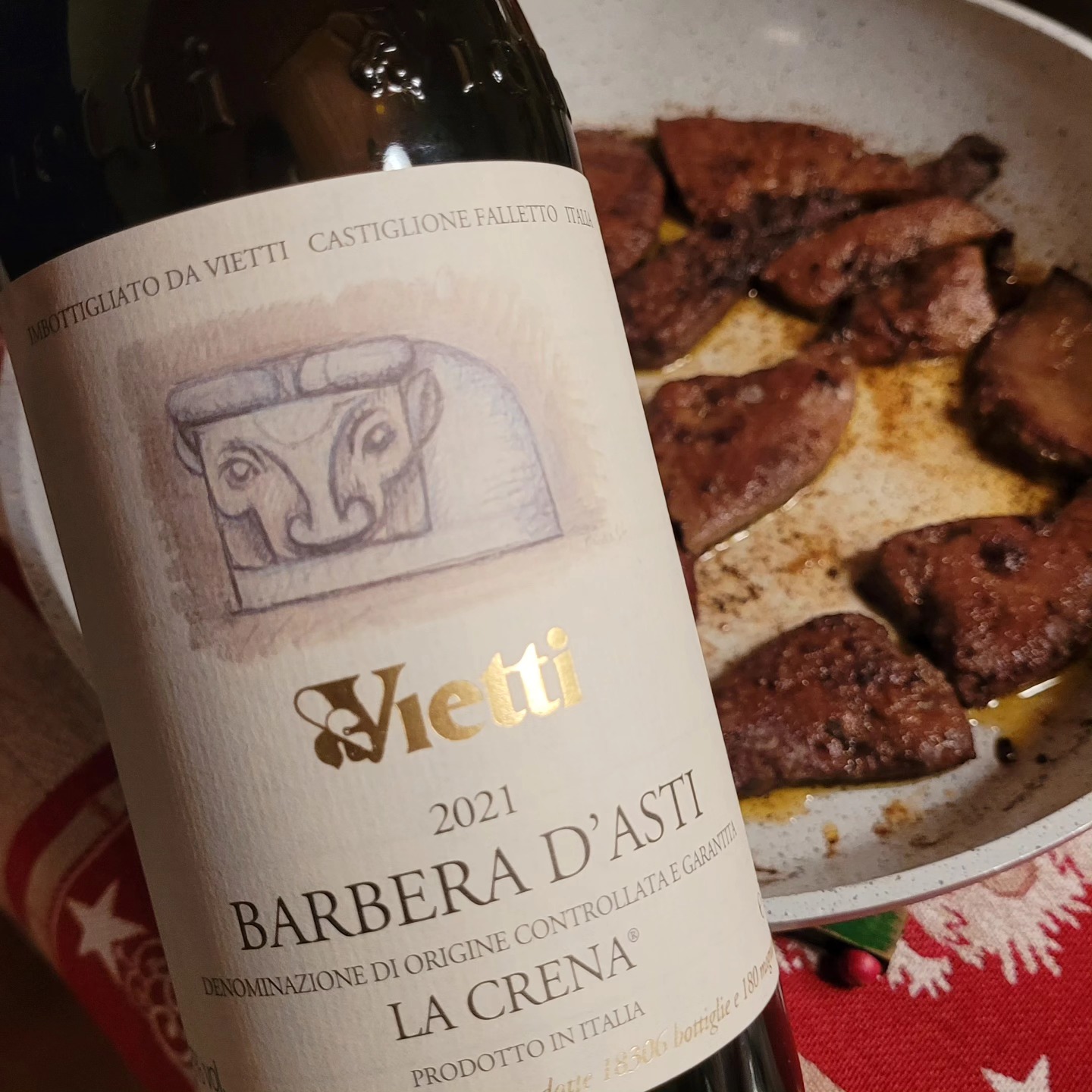 Some non-Greek wines for the holiday season. I am not the greatest fan or #Barbera. I know some crazy Xinomavro wines that accomplish the same thing ... such as the one from @ktimakelesidi . But I do like the Barbera d'Asti la Crena from @vietti_winery! Give this 2021 vintage some more years. Currently at 93+ points. Wonderful plum aromas and acidity.