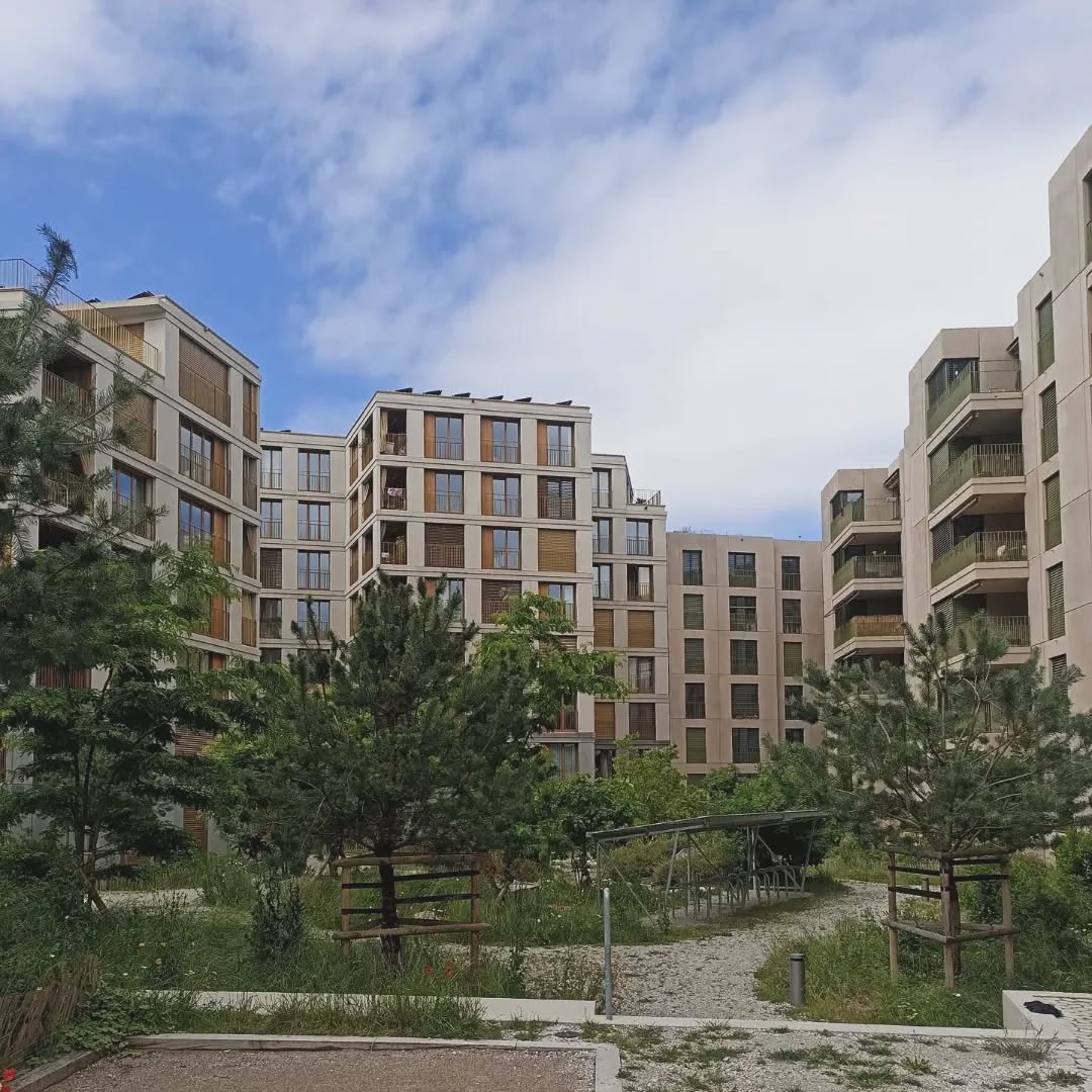 Déjà disponible notre visite architecturale de l'ecoquartier Plaines-du-loup 🐺
Avec le projet d’écoquartier géant les Plaines-du-Loup, c’est quasiment un morceau de ville qui sort de terre sur les hauts de Lausanne. L’endroit offre aux architectes un laboratoire expérimental inédit en termes de forme urbaine, de construction et de durabilité. Il donne lieu à des démarches innovantes pour imaginer et vivre la ville de demain.
Source: espacescontemporains
#villedelausanne #metamorphoselausanne #tribuarchitecture #espazium #armoup #lebled #cooperativedhabitation #cooperativecodha #cooperativelameute #lrsarchitectes #aebypernegerarchitectes #aprochesarchitectespaysagistes #hochparterre #aitdialog #guidingarchitectslausanne #guidingarchitects #architekturführung #visitesguidéesarchitecturales #retraitespopulaireslausanne #retraitespopulaires #ciepp #jaguarrealestate #habitatdurable #minergiepeco #sill #swisslife #bunqarchitectes #nicolasdecourten