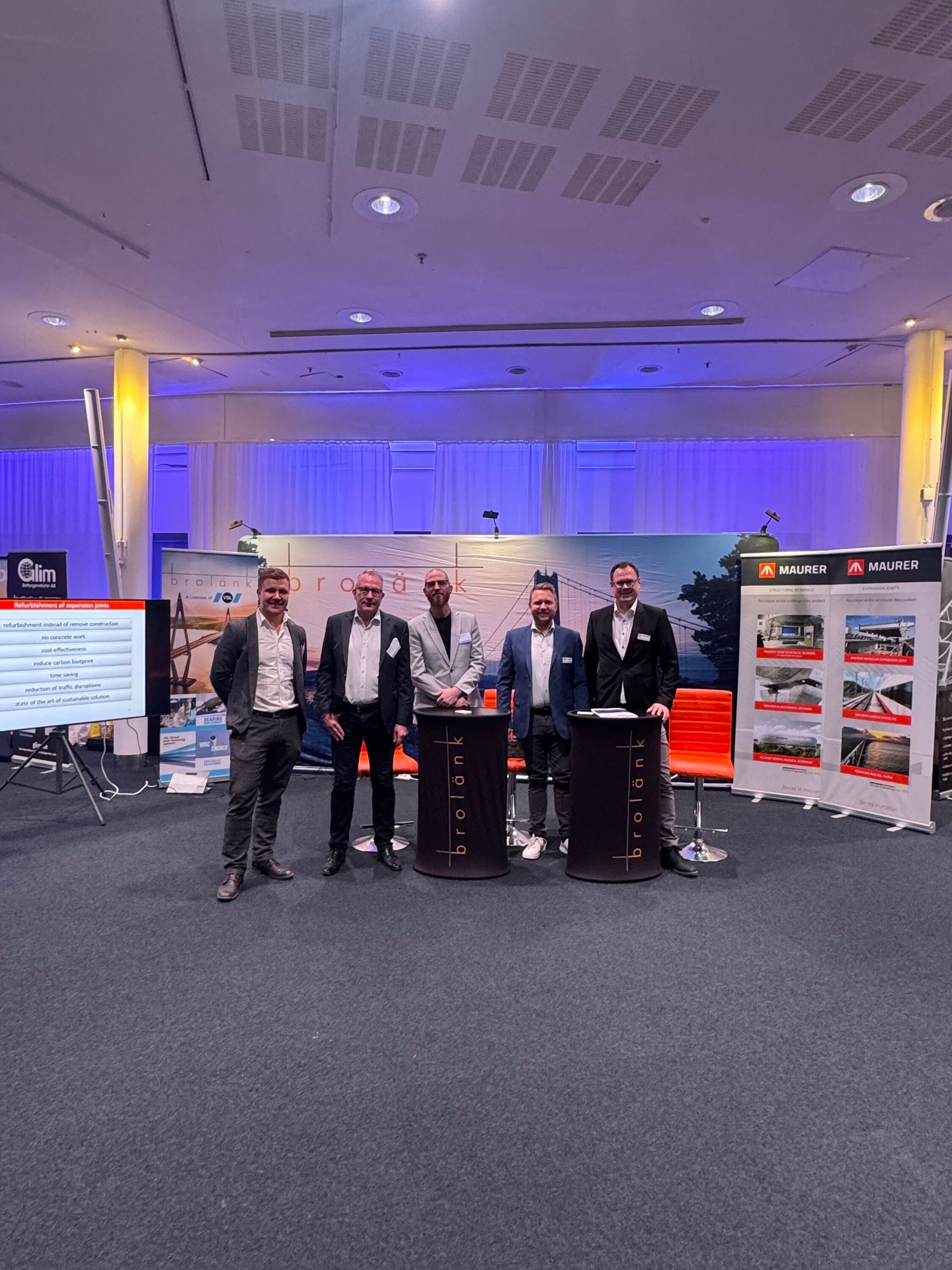 ❄️ Vintern och snön håller sitt stadiga grepp över hela landet – men här låter vi oss inte stoppas! 💪🏼
Oavsett väder och vind är det full fart hos oss. I verkstaden snurrar hjulen som vanligt, med ordrar som kommer in och går ut i ett tempo som matchar snöstormarna utanför 🔧🚚💨
På kontoret är det minst lika intensivt – här raslar tangenterna för fullt ⌨️🔥
Planer smids, idéer förverkligas och vi jobbar med flera riktigt spännande administrativa nyheter som vi längtar efter att få berätta mer om… men det får ni vänta lite på 😉✨
Och på tal om att ses – ni missar väl inte Brobyggardagen? 🙌🏼
Kom och träffa oss för att prata övergångskonstruktioner, lager, spännarmering eller varför inte bara kika förbi, ta en pratstund och säga hej 👋🏼😊
Vintern må vara här för att stanna ett tag till, men utvecklingen och engagemanget rullar vidare – precis som vanligt hos oss ❄️🏗️
Vi ses!
#vinter #fullfart #verkstad #kontorsliv #brobyggardagen #brobyggande #infrastruktur #spännarmering #övergångskonstruktion