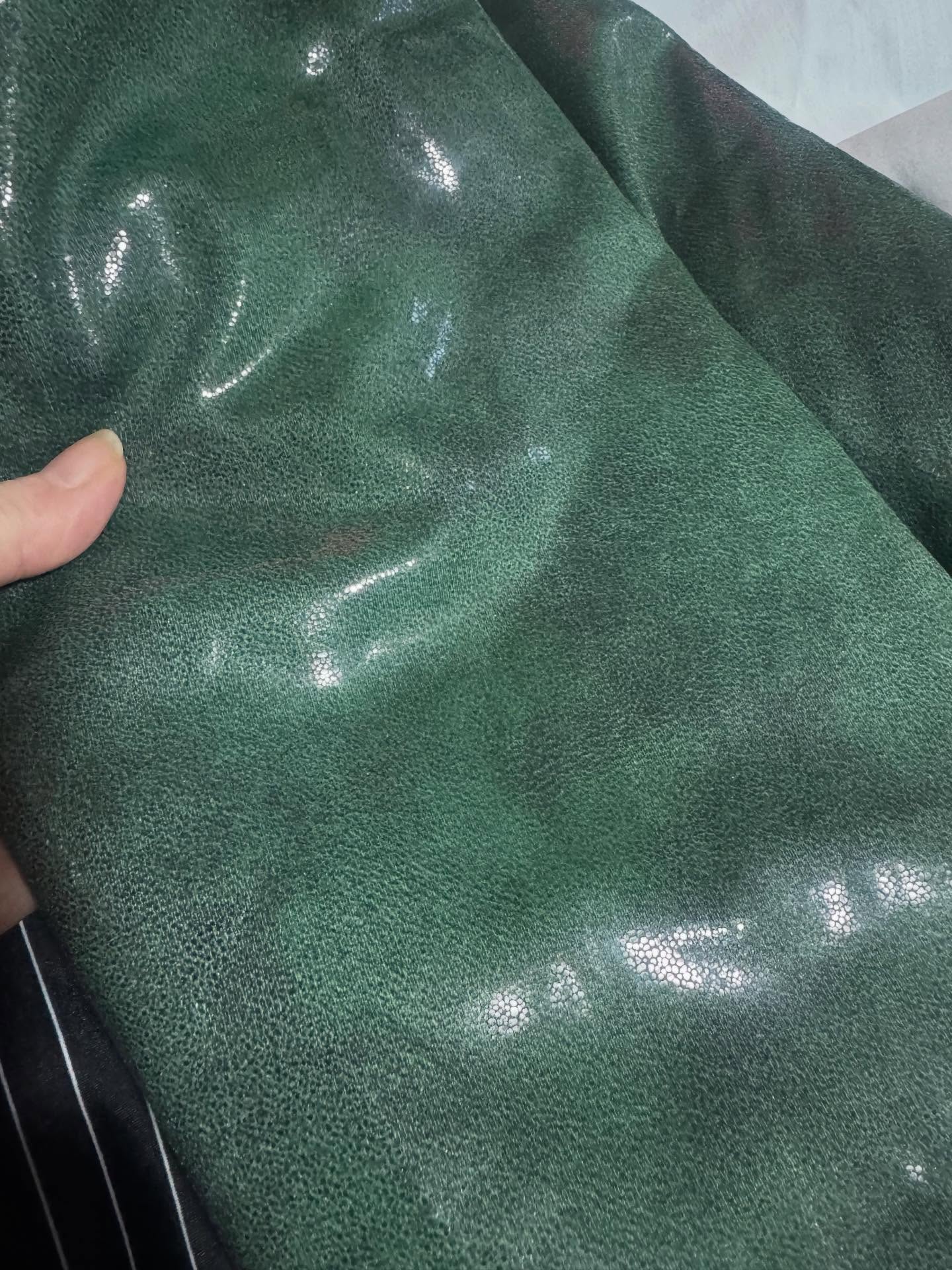 Special offer on trunks on these 4 fabrics left overs waiting to have a sort out and new fabric arriving soon 💜💜👌
Deep pink last of what was available
Green with black pinstripe
Black with white pinstripe
Green shiny leather look (absolutely stunning fabric)