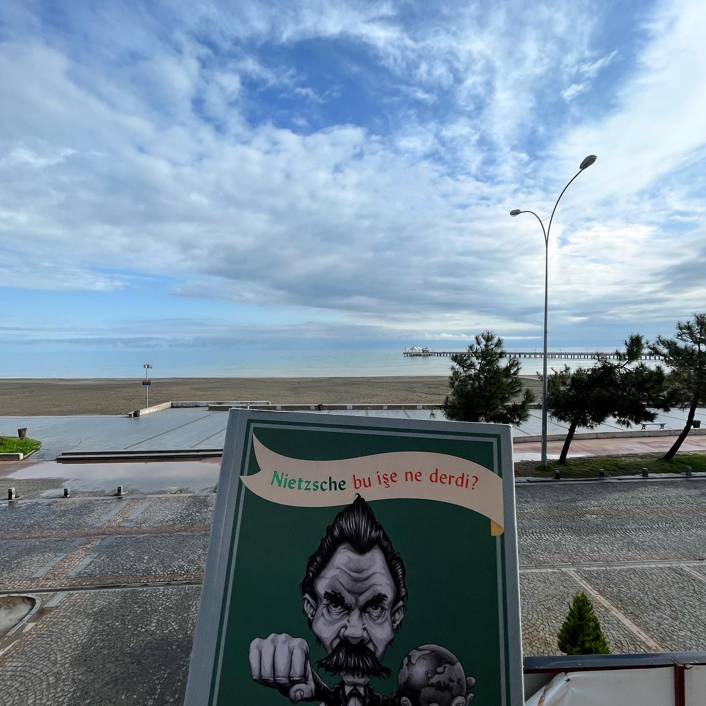 .
Günde on kez yenmelisin kendini: bu iyi bir yorgunluk verir ve ruhuna afyon gibi gelir.
.
Günde on kez yeniden barışmalısın kendinle; çünkü kendini yenmek burukluk yaratır ve kötü uyur barışık olmayan.
.
On hakikat bulmalısın günde: yoksa gece de ararsın hakikati ve aç kalır ruhun.
.
Günde on kez gülmelisin ve neşeli olmalısın: yoksa gece rahatsız eder seni miden, bu dert küpü.