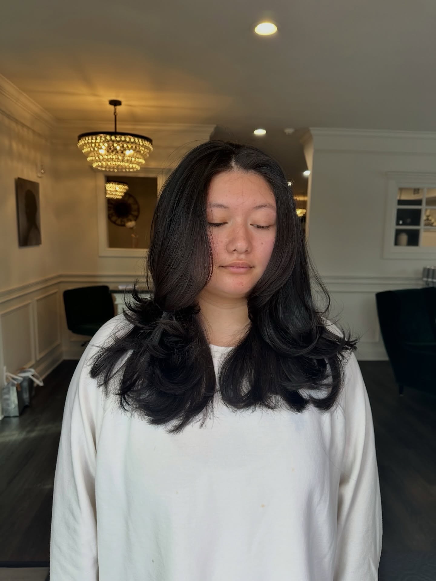 Time for a chop ✂️✨🤍
by Noelle (@noellesmaneevent)
#lelegancesalon #farfromordinary #cheshiresalon #modernsalon #behindthechair