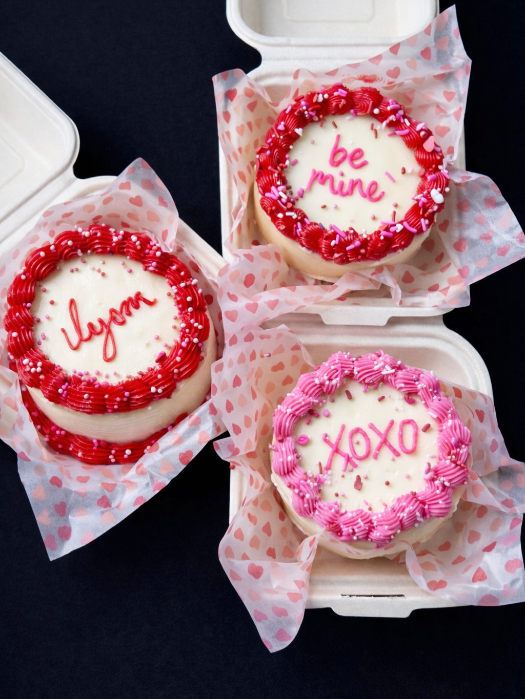 Valentine’s Mini Lunchbox Cakes 💘
4” mini lunchbox cakes, perfect for gifting (or keeping for yourself).
✨ 100% gluten-free
🍰 Chocolate or vanilla cake
🤍 Vanilla buttercream
💘 Heart or round shape
💌 Short custom message included
$18 each
Limited quantities available.
📍 Pickup: Saturday, 2/14
📲 DM to order
Decoration and colors may vary.