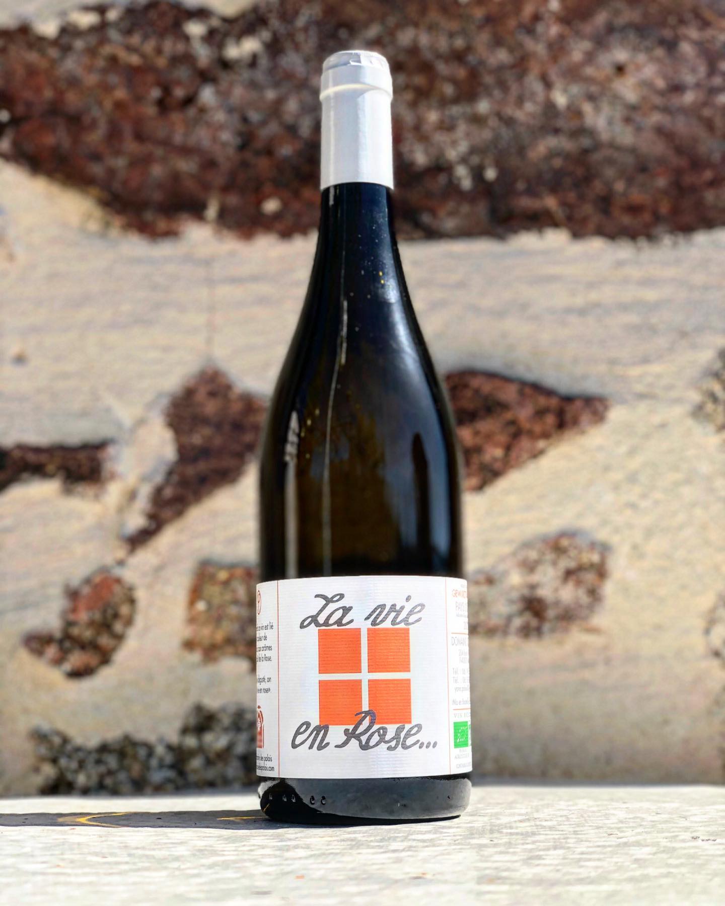 "La vie en Rose" - IGP Urfé
100% Gewürztraminer
Cette cuvée tire son nom de la couleur des raisins qui, une fois à maturité sont rosés.
Dans le verre, on retrouve ce parfum si particulier et délicat de rose poivrée.
Après quelques gorgées, on voit la vie en rose !
#coteroannaise #loirevolcanique #gewurztraminer #igp #urfe #vinblanc #rose #lavieenrose #domainedespalais #organic #wine #whitewine #winelovers