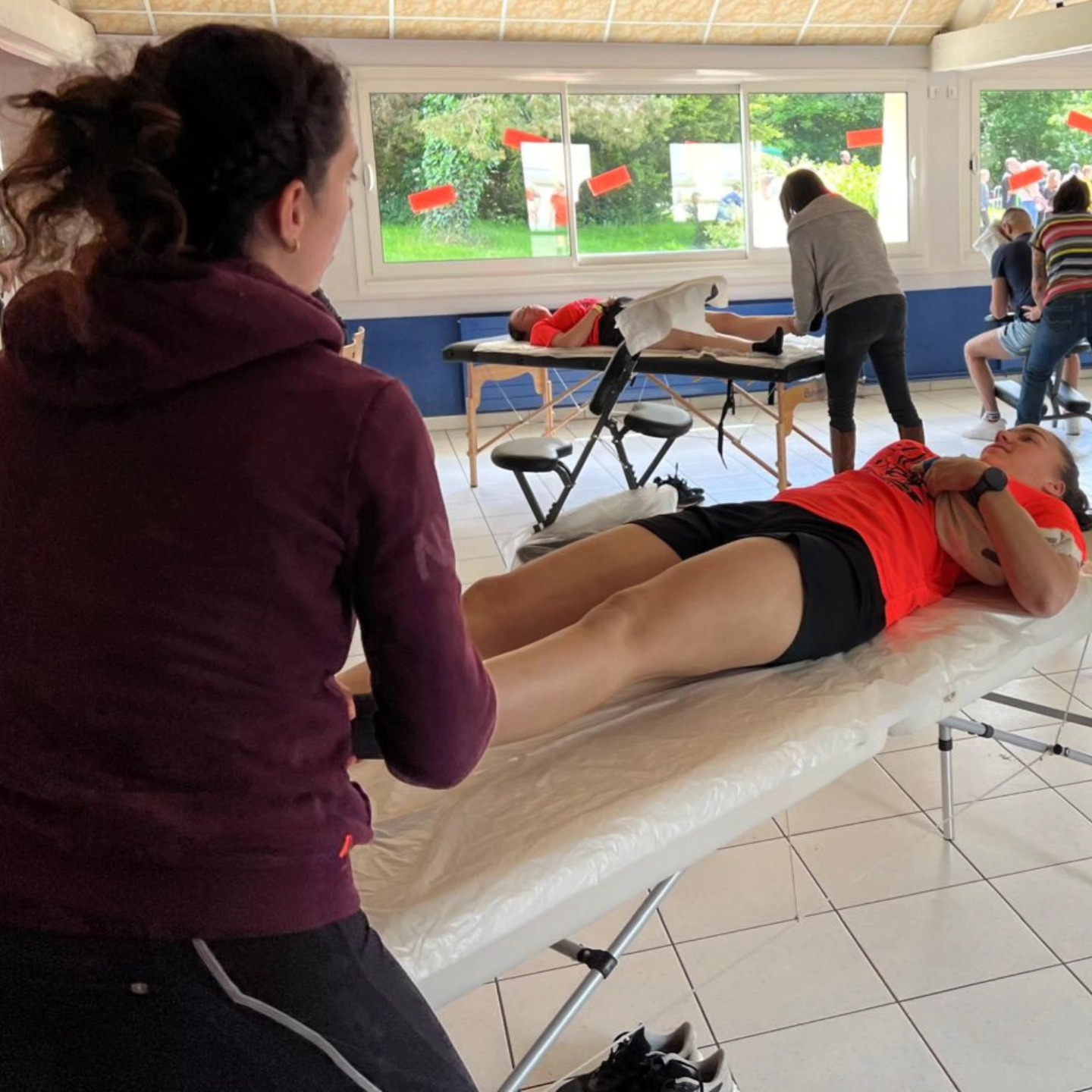 🚴♀️ Le shiatsu et le sport sont étroitement liés, car le shiatsu peut aider les athlètes à améliorer leurs performances, à prévenir les blessures et à accélérer la récupération. Voici quelques avantages du shiatsu pour les sportifs :
🏃♂️ Préparation aux compétitions : Le shiatsu permet de préparer les athlètes aux compétitions en améliorant leur flexibilité, leur mobilité et leur concentration.
🪷 Récupération après l'effort : Le shiatsu peut être utilisé pour aider les athlètes à récupérer après l'effort en réduisant les tensions musculaires et en améliorant la circulation sanguine.
🏊♂️ Traitement des blessures : Le shiatsu est intéressant pour les blessures car il réduit les tensions musculaires et en améliore la circulation sanguine.
En résumé, le shiatsu peut être un outil précieux pour les athlètes qui cherchent à améliorer leurs performances, à prévenir les blessures et à accélérer la récupération.
Orianne Tricot, praticienne en shiatsu
06 89 64 59 56
#shiatsu#bienetre#sport#detente
