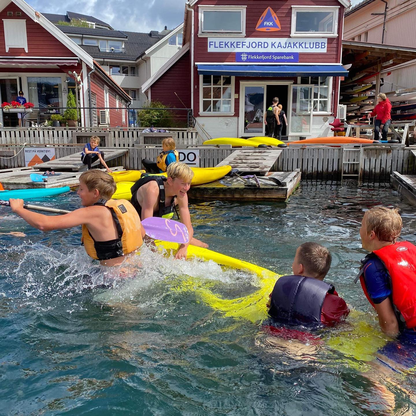 Årets sommeraktiviteter på kajakklubben er over. 7 uker med aktiviteter 4 dager i uka, nesten alle dager har vært fullbooket, og mange dager har hatt venteliste for å være med. Takk til alle barna som har deltatt, takk til aktivitetslederne som har gjort dagene helt supre for barna. Noen av barna har prøvd kajakk for første gang, noen har tatt nybegynnerkurs og noen trener på klubben hele året. Vi håper å se mange av dere uansett ferdighetsnivå på klubbens treninger resten av sommeren og utover høsten. Tusen, tusen takk til @gjensidigestiftelsen som har gjort det mulig for kajakklubben å glede barna med sommeraktiviteter på klubben i år også, og for at dere i @gjensidigestiftelsen har gjort det mulig for oss å gi sommerjobb til mange av klubbens ungdommer. #flekkefjordkajakklubb #gjensidigestiftelsen #flekkefjord #kajakk #padling