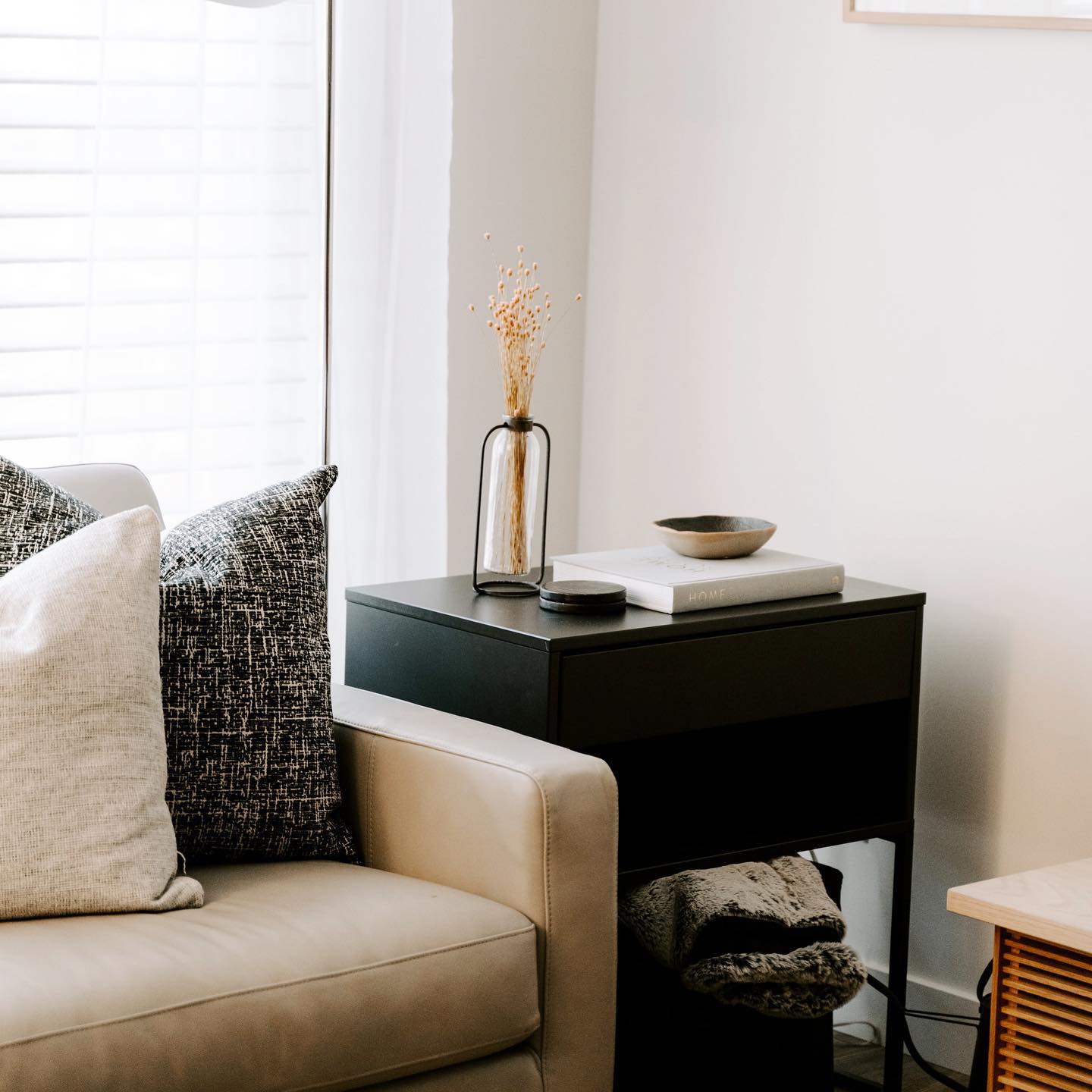 Après un mois de janvier bien chargé avec plusieurs jolis projets et demandes, je suis d’attaque pour le mois février 👍🏻
Au programme :
- Répondre aux demandes d’agencement et de décoration pour des locations saisonnières 🏡 ☀️
- Réaliser des sélections de mobiliers pour projets en cours 🗂
- Continuer les coachings déco chaque semaine 👩🏼💼📝
Envisagez-vous des projets de déco cette année ?
N’hésitez pas à partager vos idées, vos envies et mêmes vos questions, je me ferai un plaisir de vous répondre
#décoration #decor #travaux #amenagementinterieur #interiordesign #design #home #deco #fevrier #inspiration #decorationinterieur #bretagne