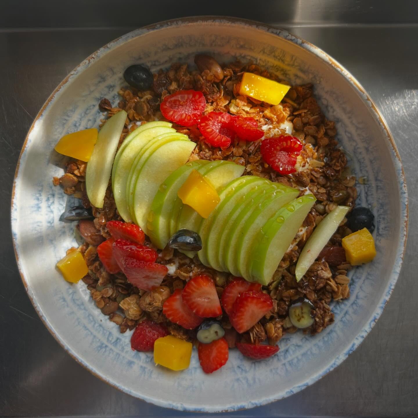 Yes!!!!!! ☕️✨
New menus, new faces, new yearrrrrrr!!!! 🎉🥐
Big thank yous to everybody who’s been coming through to our little corner of Maroubra these past couple of weeks 💛
So excited to keep feeding your hungry bellies all year long!!! 🍳🥪🤍
#maroubra #maroubracafe #localcafe #neighbourhoodcafe #supportlocal #coffeetime #cafeculture #newmenu #goodfoodgoodmood #sydneyeats ☕️