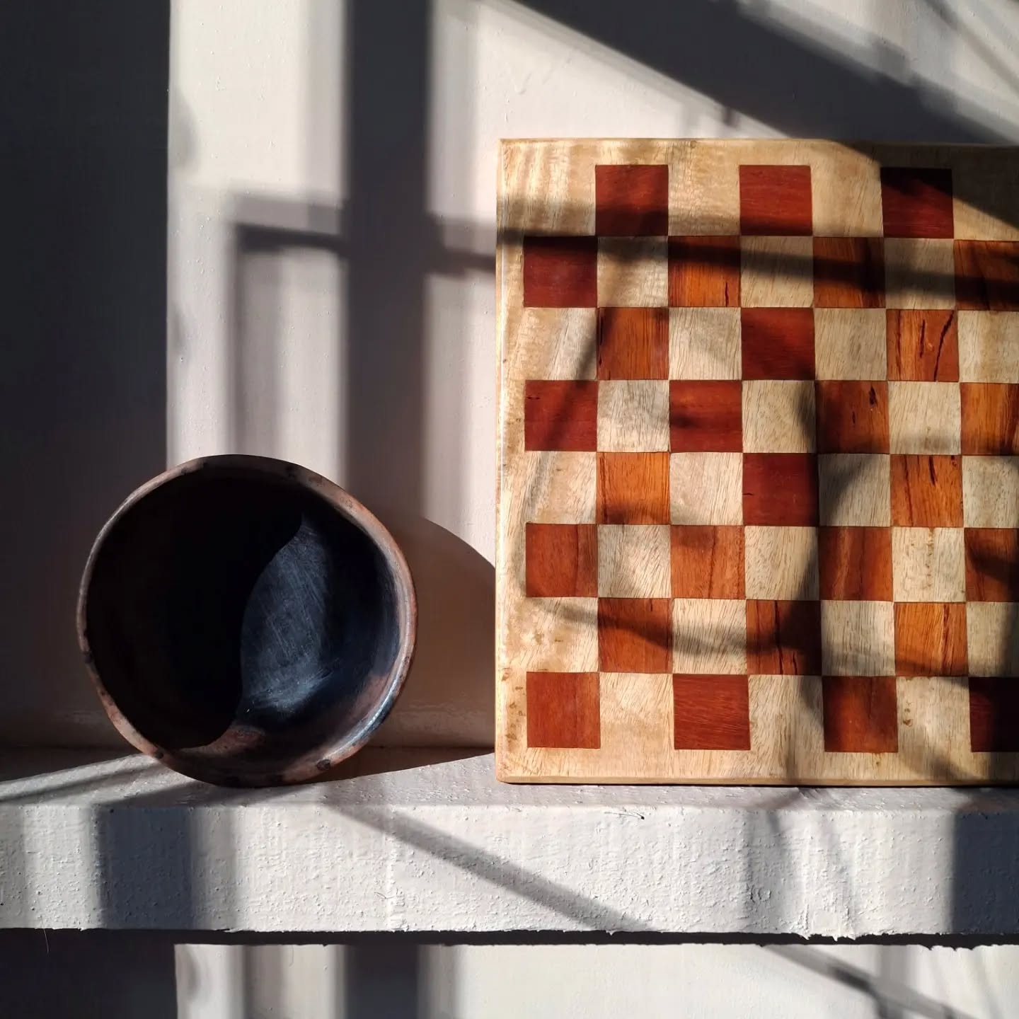 Objects in studio under December light ✨️
We are in a season of moving slowly but steadily. Till then we are creating and surrounding our space with objects that inspire and are reminiscent of human hands.
Larnai Pottery by @dakti_craft
Wooden Chessboard by @paieid_furniture
#karakidesignlab #handcrafted #objects #meghalaya #studiospace