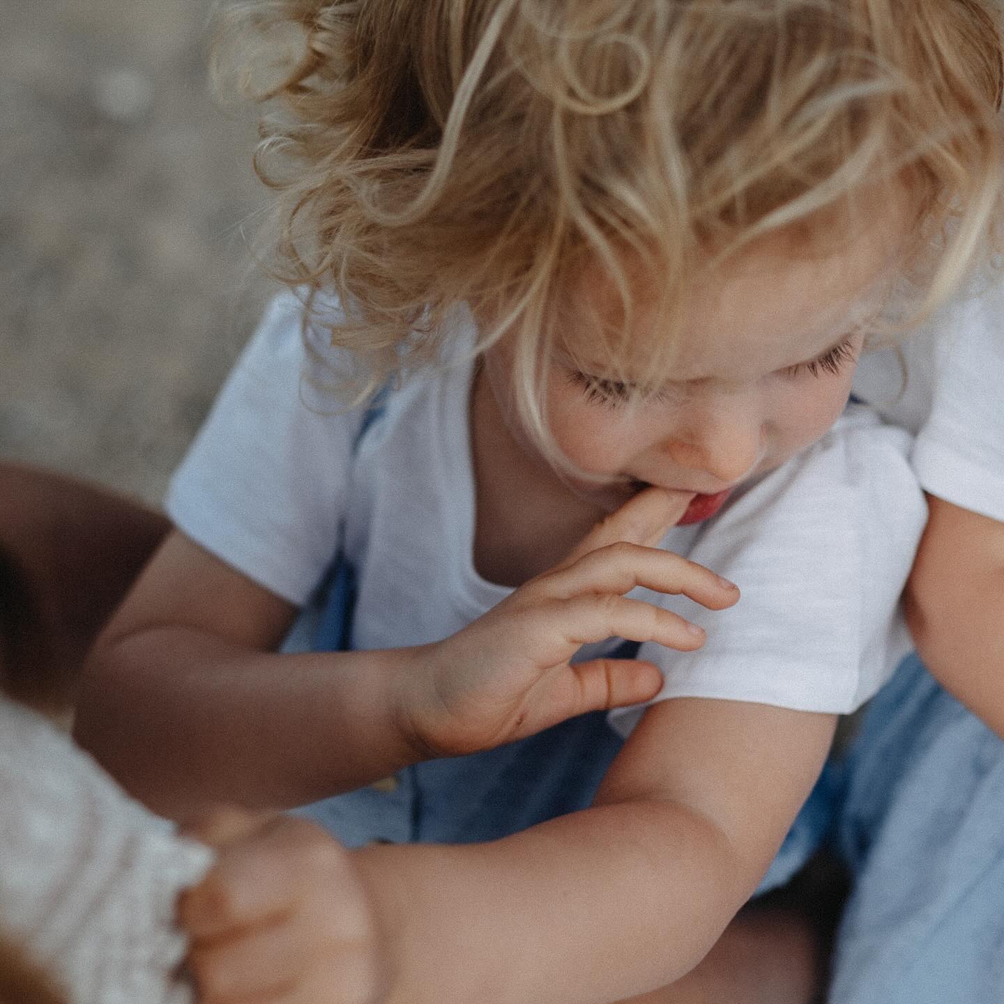 Das war ein so unfassbar schönes Familienshooting.
Während ihres Ostseeurlaubs durfte ich die vier im Sommer begleiten. Ganz entspannt und ungezwungen während eines Strandspazierganges. Es war so schön! ✨
#fotograf #familienfotografie #familienfotograf #shooting #familiy #love #familienreportage #fotografheiligenhafen #fotografschleswigholstein