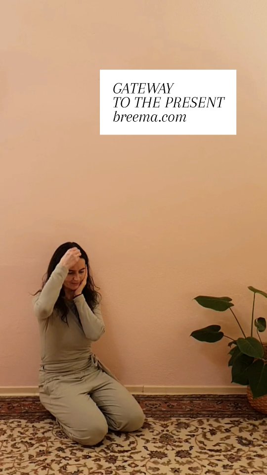 🌿 Wie kann ich für den nächsten Moment bereit, ruhig, zentriert und ganz präsent sein?
Selbstregulation & Geborgenheit in sich selbst - Moment für Moment neu wählen!
🌿 BREEMA®️ hat jahrhundertelang ein tiefes intuitives Wissen vom Körper entwickelt, das uns jetzt sehr hilfreich ist - und mehr denn je gebraucht wird!
Es schafft einen Raum von Gewahrsein, in dem der Körper beurteilungsfrei erlebt werden kann. Nebenbei entspannt UND vitalisiert sich der Körper, klären sich Strukturen in der Gefühlsebene und im Verstand. Wach, frisch und lebendig können wir im nächsten Augenblick präsent sein..und im nächsten..und nächsten
#breemalove #berührungskunst #breema #bepresent #bodyawareness #körper #selbstregulation #nervensystem #vagusreset #ruhe #mindfulness #balance #zentrierung #grounded #erholung #regeneration #bodymindcentering