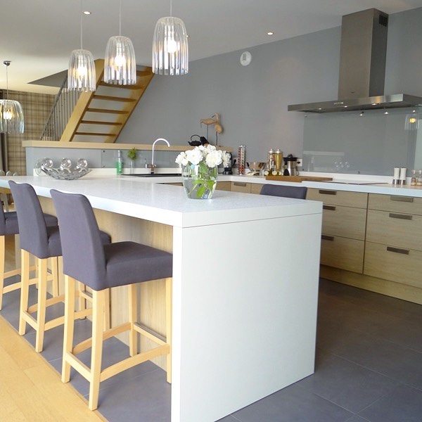 Bonsoir à tous!
Comment allez-vous en ce début de semaine?
En Bretagne, le soleil rayonne et c’est tellement agréable ☀️
Je vous partage un projet de réalisation de cuisine à Rennes. Nous sommes partis sur des couleurs très épurées blanche/grise et chêne clair
Merci à @cuisinesaviva pour la conception ⚡️
#cuisine #kitchen #maison #décoration #decor #interiordesign #instadesign #homesweethome #deco #designinspiration #rennes