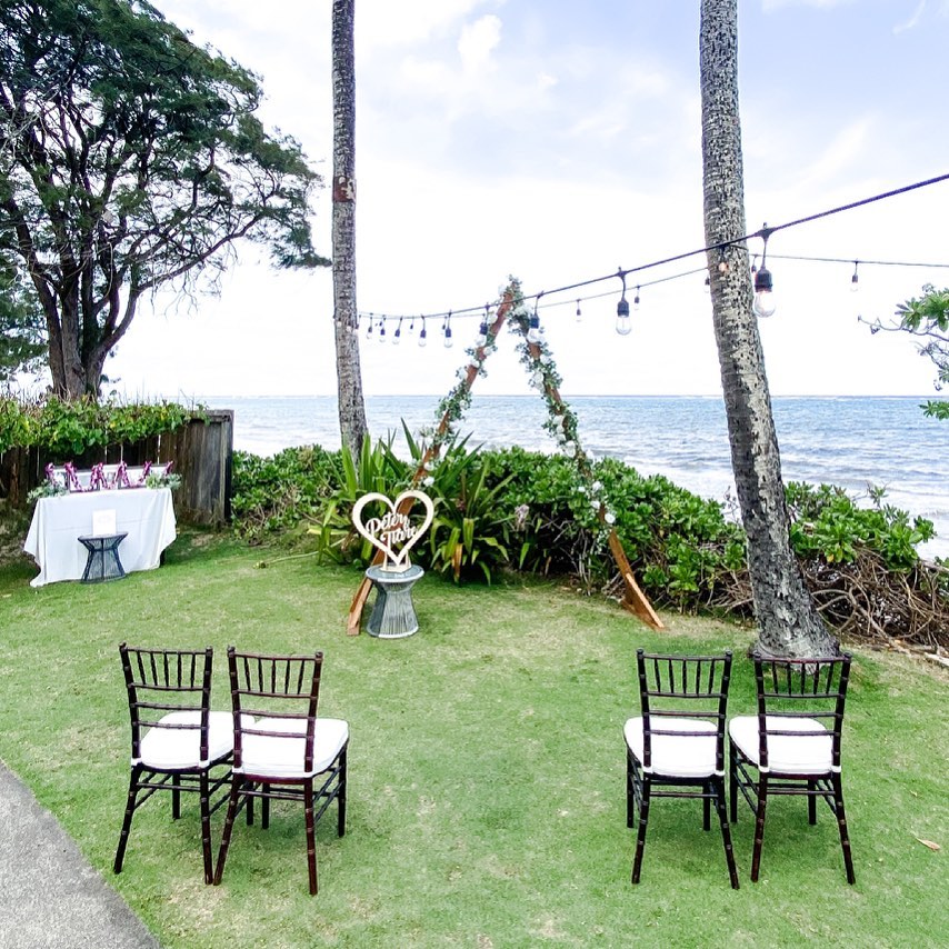 Happy Easter Sunday and cheers to new beginnings 🙏🏼
We were excited to setup our new wooden triangle wedding arch for our sweet 4/3/21 couple! A perfect touch for this modern rustic wedding.
Dark wood Chiavari chairs: @mainpartyrentalshi
Arch & Coordination: @lilikoi.lane
#hawaiiweddingcoordinator #rusticwedding #weddingarch #hawaiiwedding #outdoorweddings