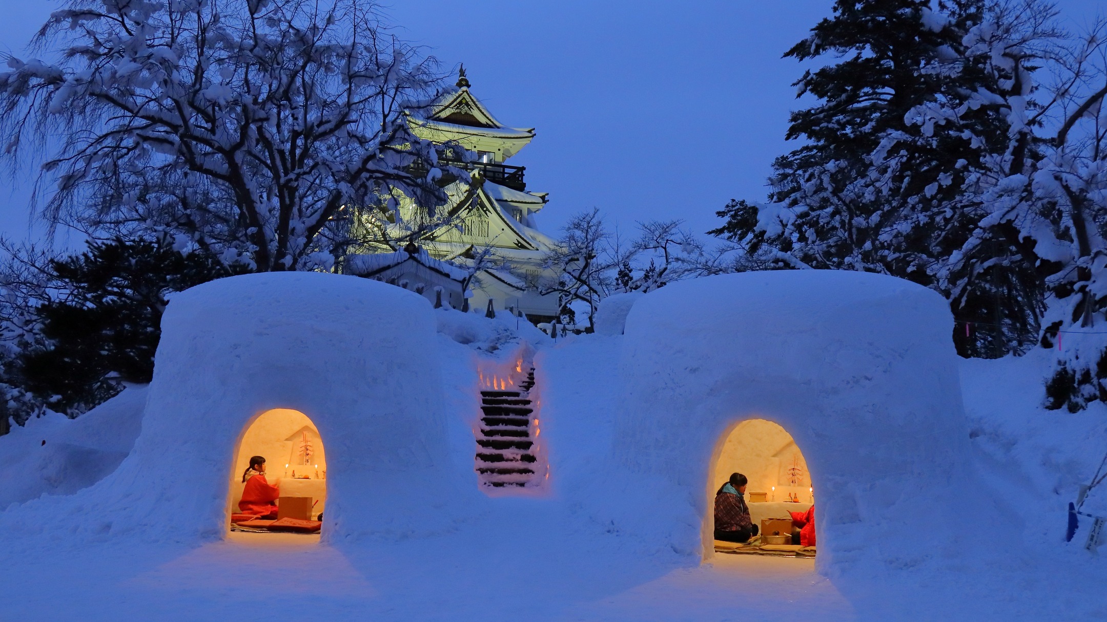 📍横手の雪まつり(Yokote Snow Festival)
.
Held for over 450 years, the Yokote Snow Festival is a beloved Koshōgatsu (Little New Year) tradition in Akita Prefecture. The highlight is the “kamakura” — snow domes built to honor the water deity. Inside these softly lit huts, local children grill rice cakes over charcoal and offer warm amazake to passersby. As night falls, the glowing kamakura scattered throughout the city create a dreamlike atmosphere of warmth and winter magic.
Date: February 13 (Fri) – 14 (Sat), 2026
Location: Yokote City Hall area & Yokote Park (Akita Prefecture)
.
.
.
擁有超過450年歷史的橫手雪祭,是秋田縣每年小正月的重要傳統活動。祭典的主角是祭祀水神的「かまくら」(雪室),孩子們會在雪屋中烤年糕、招待甘酒給路過的旅人,展現純樸的人情味。當夜幕低垂,一座座雪屋亮起溫暖燈光,照亮冬夜,也營造出如夢似幻的景色,是東北冬天最動人的風景之一。
舉辦日期:2026年2月13日(五)~14日(六)
舉辦地點:秋田縣 橫手市役所本廳舍前、橫手公園周邊
.
.
.
#japanguide #triptojapan #travelinjapan #visitjapanjp #visitmyjapan #jntosg #beautifulJapan #japanrevealed #travelgraphy #travelgram #traveling #trending #japanese #instagram #osaka #visitjapanUS #visitjapanCA #TravelJapan #JapanTrip #ExploreJapan #YokoteSnowFestival #WinterInAkita #KamakuraTradition #SnowFestivalJapan #横手の雪まつり