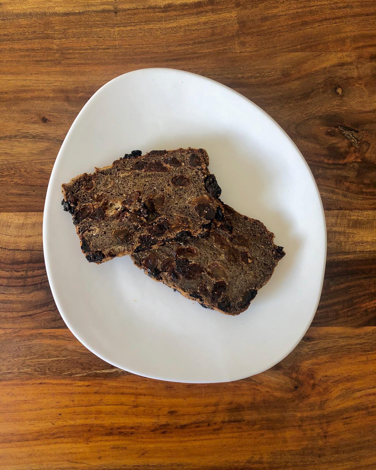 Yummy Fruit Toast ❤️❤️
.
Enjoying the fruits of my labor this morning, with homemade gluten free fruit toast. Simpler than I had anticipated, very hearty and packed full of fibre thanks to the buckwheat flour, chia seeds, psyllium and dried fruit. I had some ricotta on top for some added protein. .
* Recipe adapted from a recipe from Ascension Kitchen, using extra virgin olive oil instead of coconut for some healthier fats, and doubling the raisins. Also recipe could easily be adapted with whole meal flour if you do not need to follow a gluten free diet. .
Recipe: https://ascensionkitchen.com/gluten-free-fruit-spice-bread/
.
.
.
.
.
#fruittoast #recipe #breakfast #fruit #toast #dietitian #fignutrition #dietaryfibre #health