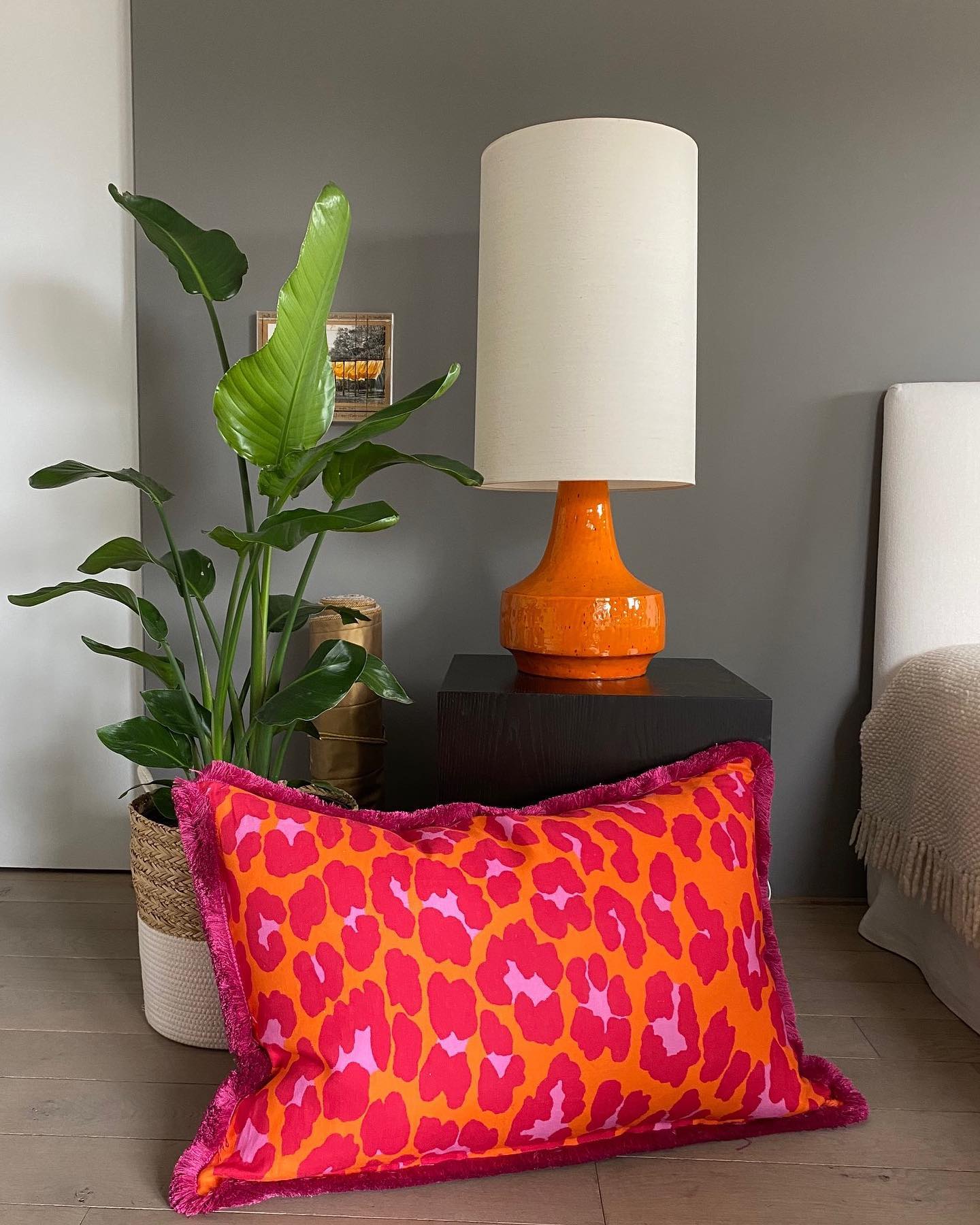Feeling spring-ready bringing the sunshine indoors with bright colors and wild patterns🌞
#pillow #bright #colors #patterns #orange #pink #wild #spring #sunshine #seasonchange #mywork #mystudio #smallbusiness #madeinzurich #swissmade #textiledesign #craftsmanship #textiledesignstudio #barbarawagner