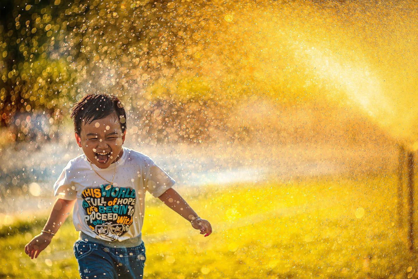 The Pacific Northwest in the United States is experiencing record high temperatures in the triple digits🌇😰🏡. That is a historic heat wave and people may be susceptible to getting heat strokes (if your body temp rises to 104f/40c or higher)! Tips to keep cool in hot weather: 🔵Definitely stay hydrated, 🔵Avoid going out between 11am-3pm, 🔵Wear breathable clothing, 🔵Seek for shade, AC or water sprinklers nearby! Oh, and don’t forget to wear sunscreen, hats and sunglasses at all times! 🧴😎🧢
#pacificnorthwest #heatwave #summer2021