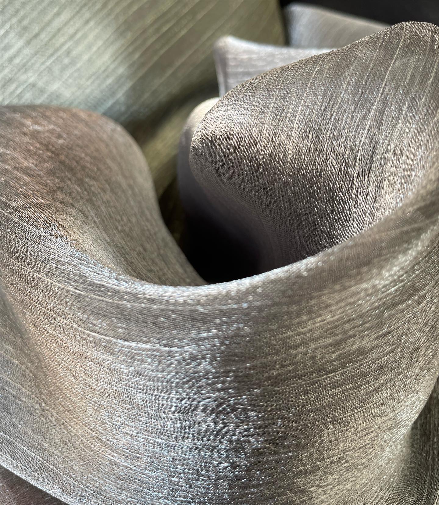 Add a touch of elegance to your wardrobe….Available in a variety of colors
.
.
.
.
Dm or 📞-0506454762 for any enquiries .
#wholesalefabrics #retailfabrics #burdubaitextilesouk #madinatzayedshoppingcentre #deiratextilmarket #qualityfabrics #solidcolors #shimmerfabric#organza #flowyfabric