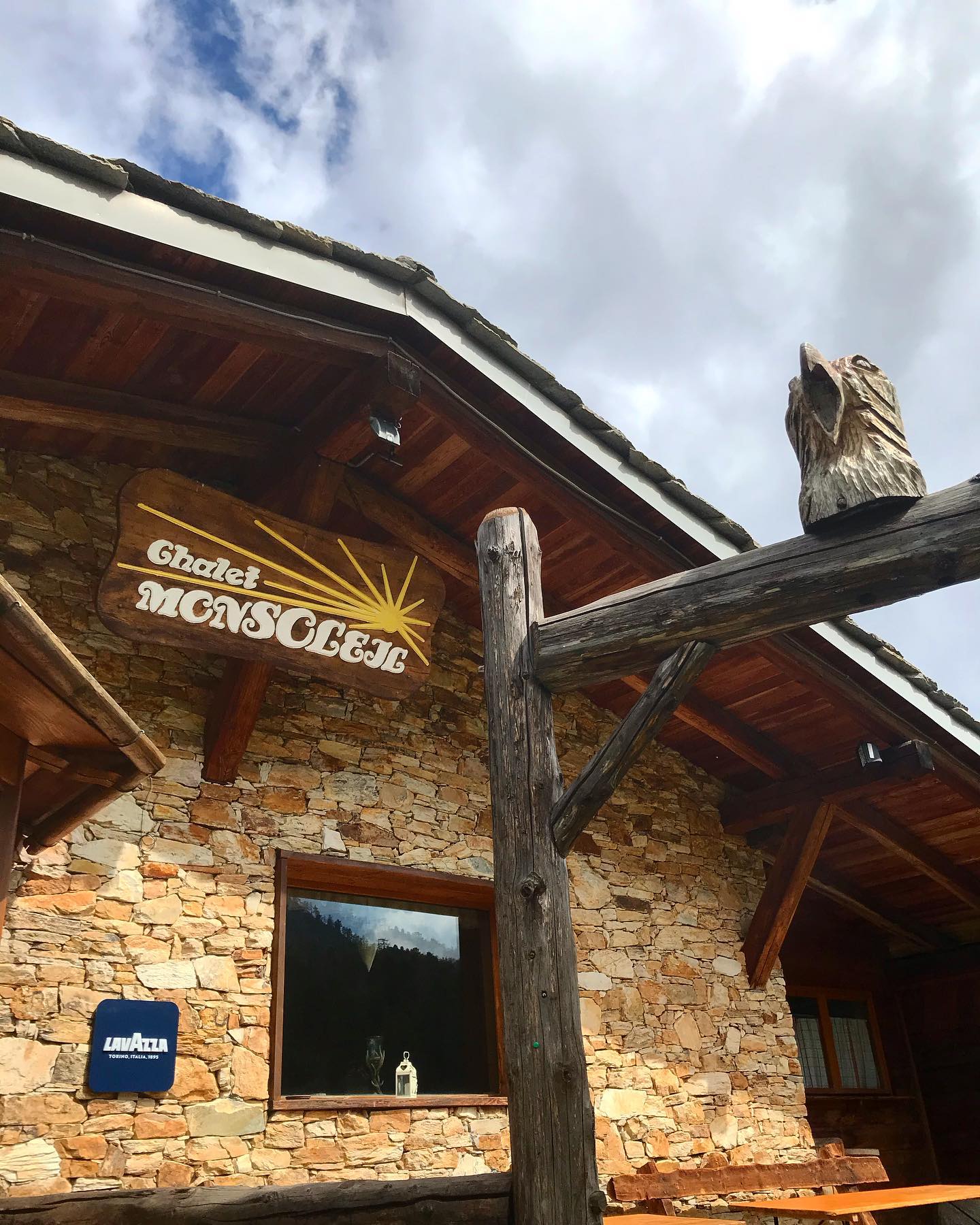 🍻Siamo aperti anche oggi fino a mercoledì (2 Giugno) 🍻
#weareopen #openup #staytuned #chaletmonsoleil #claviere #turismovialattea #visitclaviere #alps #italy #mountainlovers #mountain #summer #estate #italianfood #simplepleasures