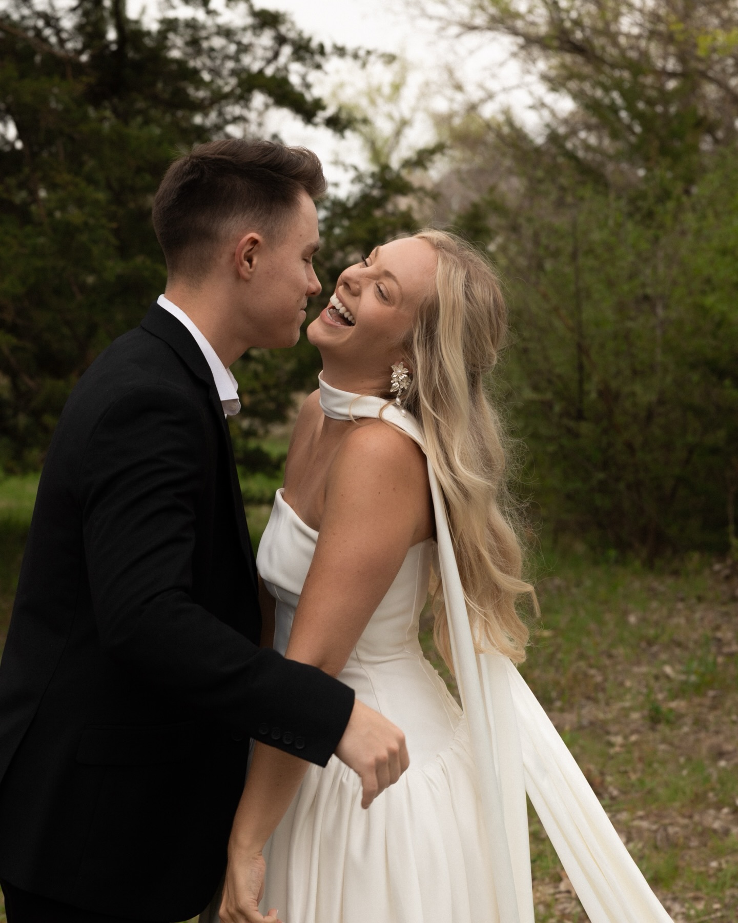 A perfect spring overcast during couple portraits☁️🤎🌲
#weddingphotoinspiration #neweddingday #intimateweddingphotographer #couplesportraits #engaged
