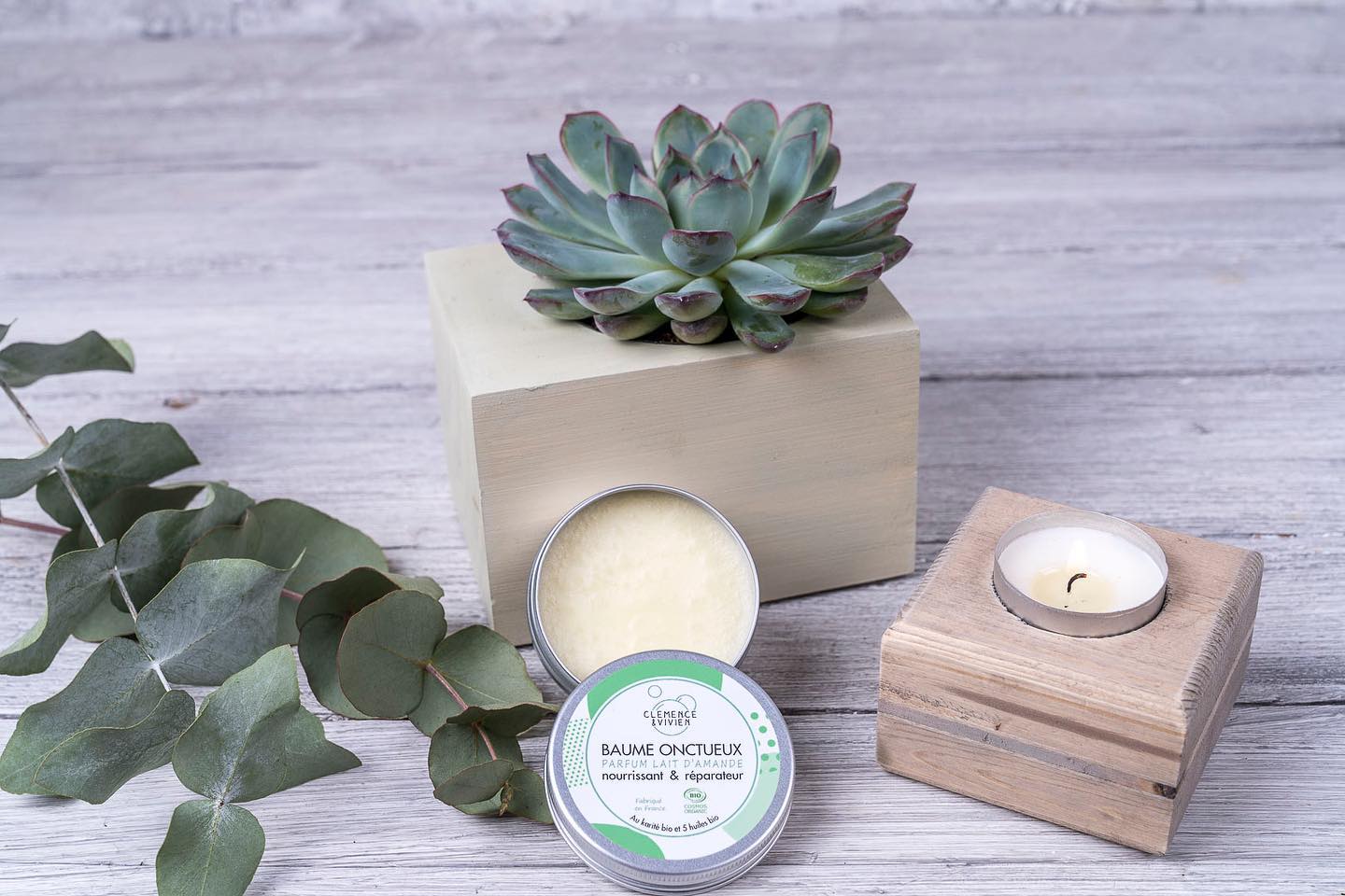 Zoom sur… le baume multi-usage.
Vous avez une crème pour les pieds, les mains, un stick pour les lèvres ? Oubliez-les et passez au baume ! C'est plus économique et écologique. 1 produit = plusieurs utilisations ❤️
Avec son léger parfum d’amande, ce baume va venir nourrir les parties sèches, crevassées de votre corps et pour les pointes de vos cheveux. Idéale, elle ne colle pas après usage et une noisette suffit pour prendre soin de vous.
Le format vous permet de l’emmener partout où vous allez.
Sans huile essentielle, il convient à tout le monde, aux femmes enceintes, allaitantes et permet un joli moment de détente pour bébé.
Pour les peaux sujettes à l’eczéma, il fait des petits miracles ✨
Une fois vide, vous pouvez le mettre à recycler ou pourra servir de petite boîte pour ranger bijoux, petits jouets, gélules…
Le baume est disponible dans la box corps, bébé, ou à composer
#baume #nourrissant #reparateur #bio #box #corps #bebe #soin #huilevegetale