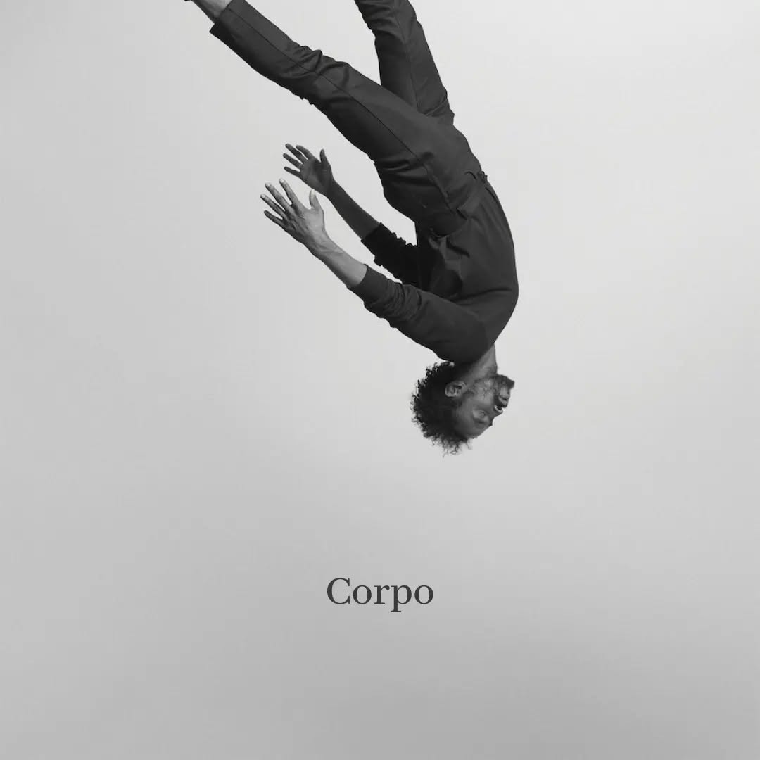 Notas sobre uma nova lente para perceber o corpo, como Protetor e não como Inimigo somatizador de angústias:
.Exercitar uma perspectiva gentil de *pensar* meu corpo, antes de tentar *sentir* e escutar meu corpo.
.Perceber os sentimentos e emoções crônicas e inexplicáveis, que continuam a surgir... como proteção
.Perceber a tensão do corpo como proteção.
.Perceber padrões como proteção.
.Cultivar uma nova experiência com meu corpo. Senti-lo como protetor e não como inimigo.
.O que acontece quando conto ao meu corpo “reconheço que você está apenas tentando me proteger”?
.Nunca julgar o sofrimento e o corpo de outres. Cada templo carrega seu rezo.
#terapiasomatica #terapia #corpo #somaticexperiencing