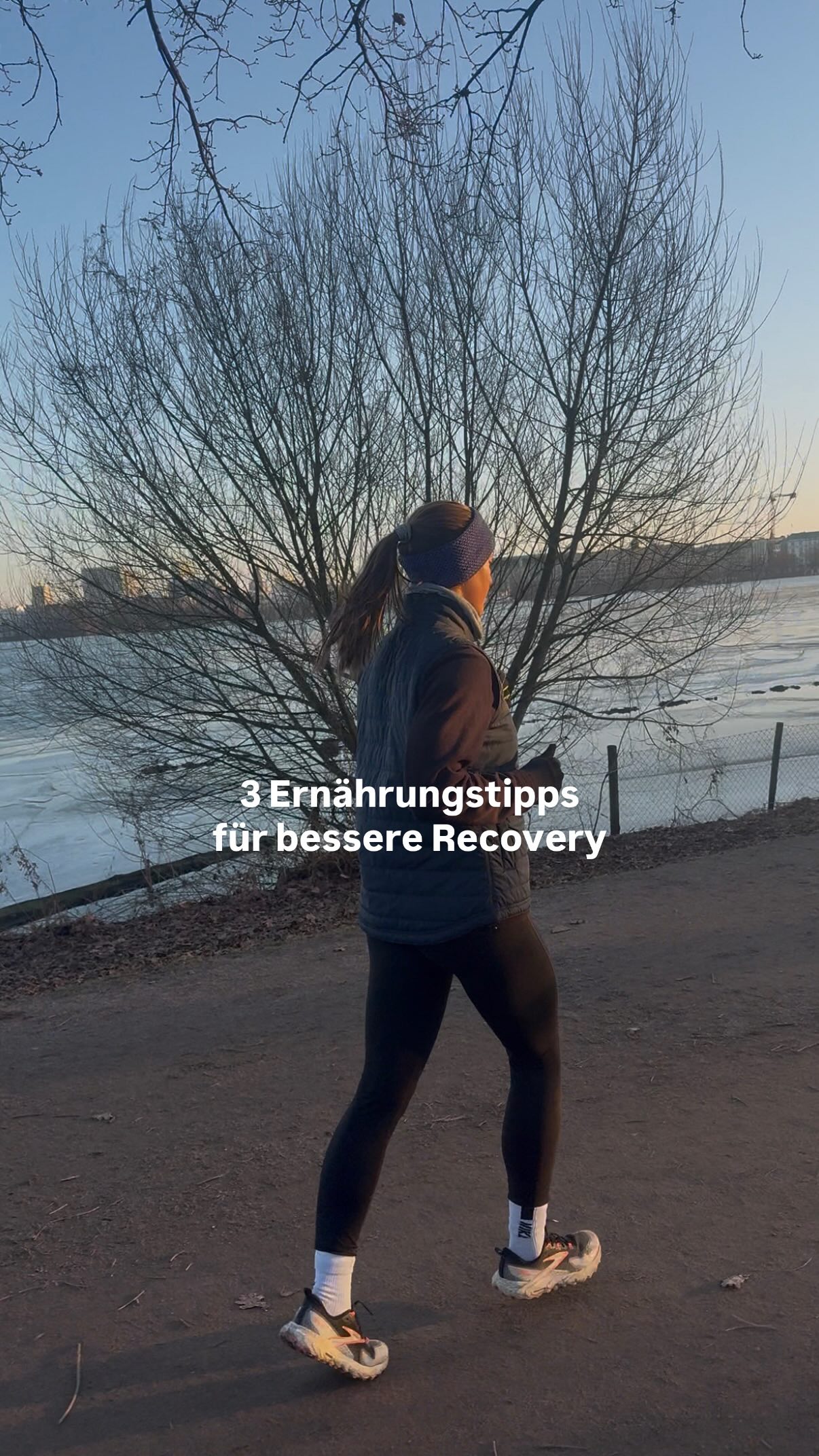 Wenn du in deiner nächsten Trainingseinheit oder dem nächsten Lauf wieder bestmögliche Leistung bringen willst, musst du dich bestmöglich erholen. Das beginnt direkt nach deinem Lauf.
Auf diese drei Dinge solltest du achten:
👉 Ohne genügend Kohlenhydrate kann der Körper Regeneratiensprozesse, Anpassung und Muskelreparatur nur eingeschränkt einleiten.
👉 Protein spielt dabei eine wichtige Rolle, entfaltet seine Wirkung aber nur, wenn gleichzeitig ausreichend Energie zur Verfügung steht.
👉 Entscheidend ist zudem das Timing: Eine zeitnahe Zufuhrnach dem Training unterstützt die Erholung effektiver als Perfektion.
Recovery-Ernährung für Läuferinnen und Läufer bedeutet nicht komplizierte Regeln, sondern eine sinnvolle Kombination aus Energie, Protein und Timing!