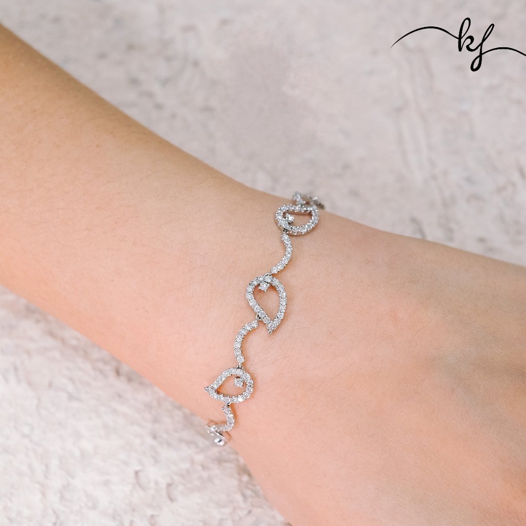 Put on a nice dress, add a elegant bracelet, and wow everyone at that cocktail party🥰✨
#kaza #kazajewellery #giftkaza #kazaonline #jewelry #minimal #preciousjewellery #bracelets #diamondbracelets #potd #dailywear #statementjewelry #diamonds #bracelet #kazajewellery