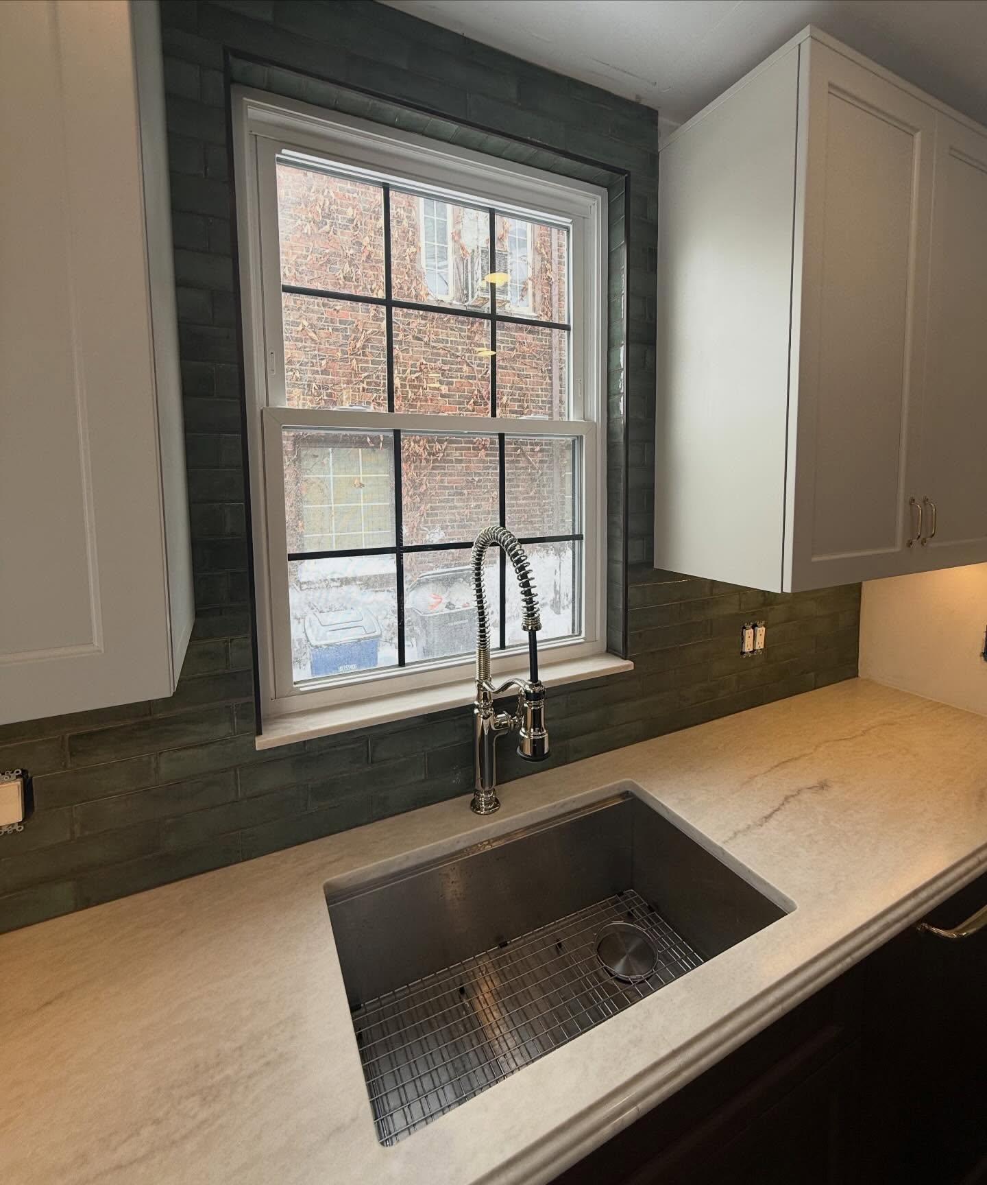 Finished product (except electrical) on this backsplash. Love the color scheme for this kitchen. We did the kitchen floor as well, but we are waiting until the whole kitchen is complete to get the photos of that.
#kimbletile #backsplash #kitchen #subwaytile #tile