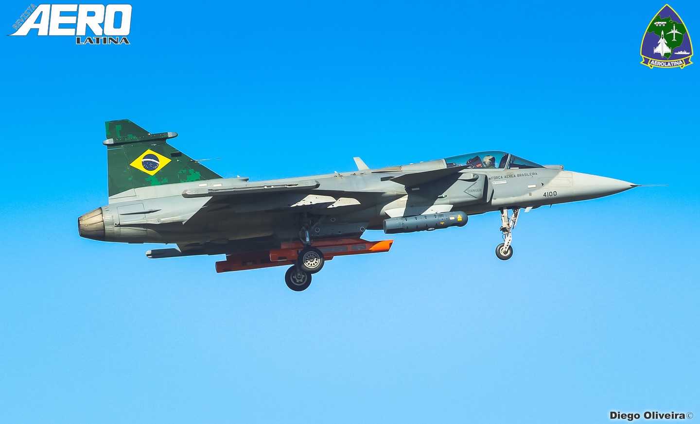 Imagem do F-39E Gripen usado para certificações e testes na Embraer (FAB-4100) na final para pouso na Base Aérea de Natal.
O caça estava utilizando alguns equipamentos nos trilhos de fixação em laranja, provavelmente sensores e também o pod Litening G4, um instrumento que combina sensores de imagem por Infravermelho e um laser para identificação de alvos e guiagem de bombas inteligentes.
O Gripen segue em Natal realizando testes e tendo mais novidades, vamos informando!
#saab #gripen #embraer #aviationphotography
