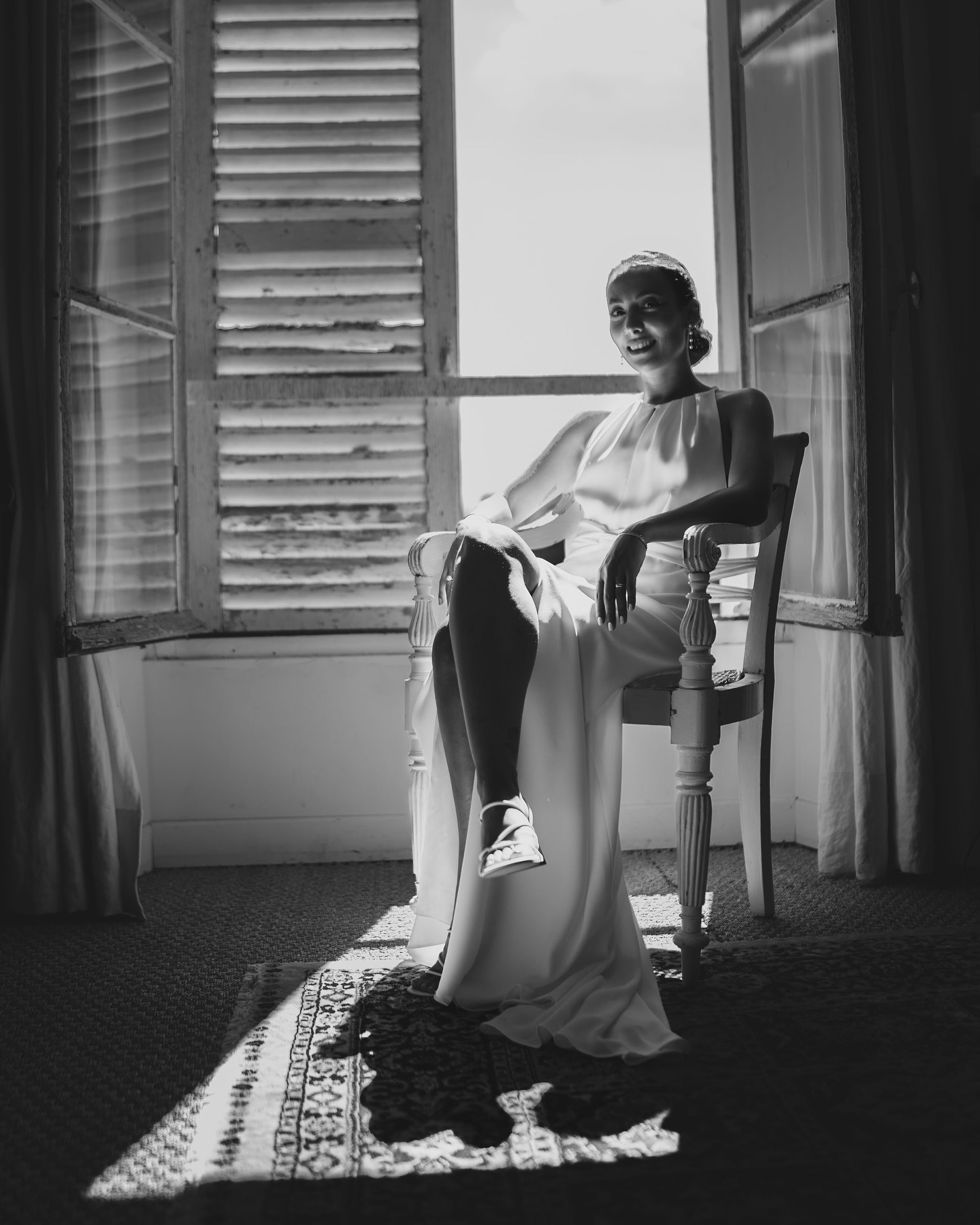 Les préparatifs de Carmen ✨
Des préparatifs où la mariée était entourée de ses proches, maquillée par une amie, hydratée au champagne, détendue par les échanges et les rires, des préparatifs comme on en rêve toutes je crois. 🥹
Et le papa, qui arrive à la fin pour la découvrir, et l’émotion de ce moment là. J’adore ces moments des préparatifs, ils sont si importants !!
Château de Sereville, juin 2025