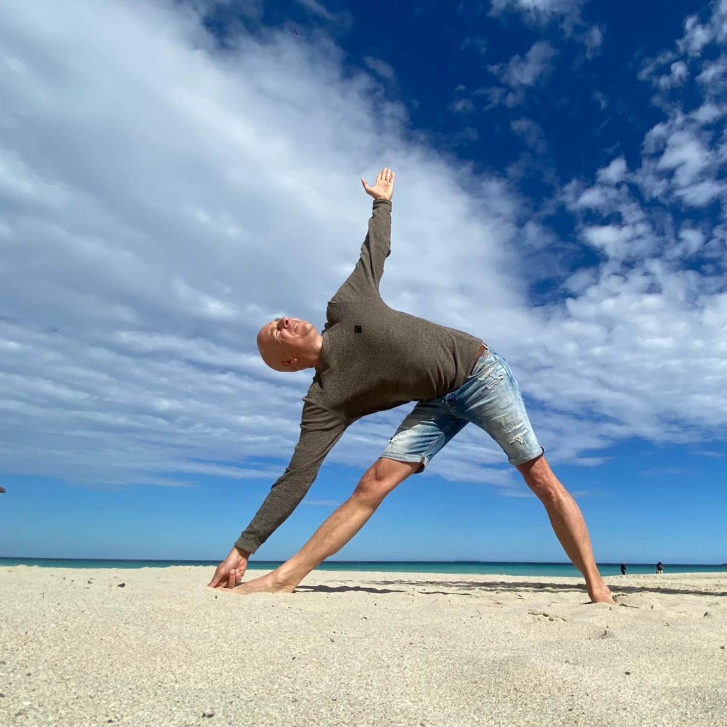 Buenos Díaz.
Sonne, Meer und Yoga. Diese drei sind meinen Herzen verankert. Zuhause bleibt mir vor allem das Yoga. Das Meer ist eine Sehnsucht fern, und die Sonne, sie scheint hier öfter zu verreisen als ich.
El arte de ser – die Kunst zu sein – gelingt unter diesen drei Sternen scheinbar müheloser. Wenn die sanfte Meeresbrise die Haut berührt und das Gesicht sich der Sonne zuwendet, könnte ich glatt die ganze Welt umarmen, so wie ich hier im Dreieck stehe.
El Arte de ser – einatmen, ausatmen, leben."
Foto: Veit Hiller
#YogaLeben #ElArteDeSer #SonneMeerYoga #yoga #hatha #hathayoga #ashtanga #ashtangayoga #ashtangalove #yogaliebe #mindful #mindfulness #yogateacher r #yogi #fitness #instafit #yogapicture #asana #yogaposition #iinstafit #fitness #instayoga #yogaeveryday #yogaeverywhere #yogaever #yogaasana #yogadeutschland #yogaretreat #yogaundmeer #Meer #Ozean