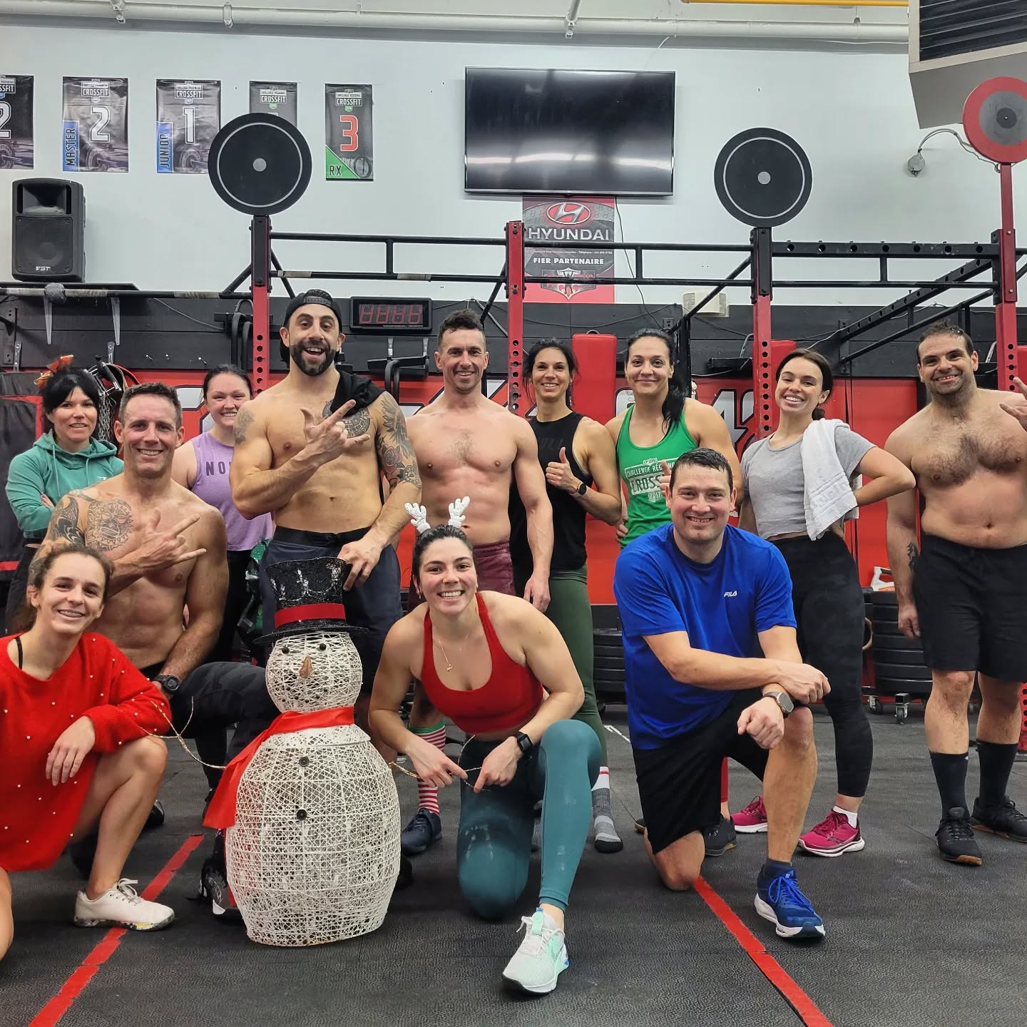 C'était Noël au gym ce matin et on a eu droit à tout un wod comme cadeau! 🎅🎁🎄
Joyeux Noël à tous nos membres, soyez prudents 💚❤