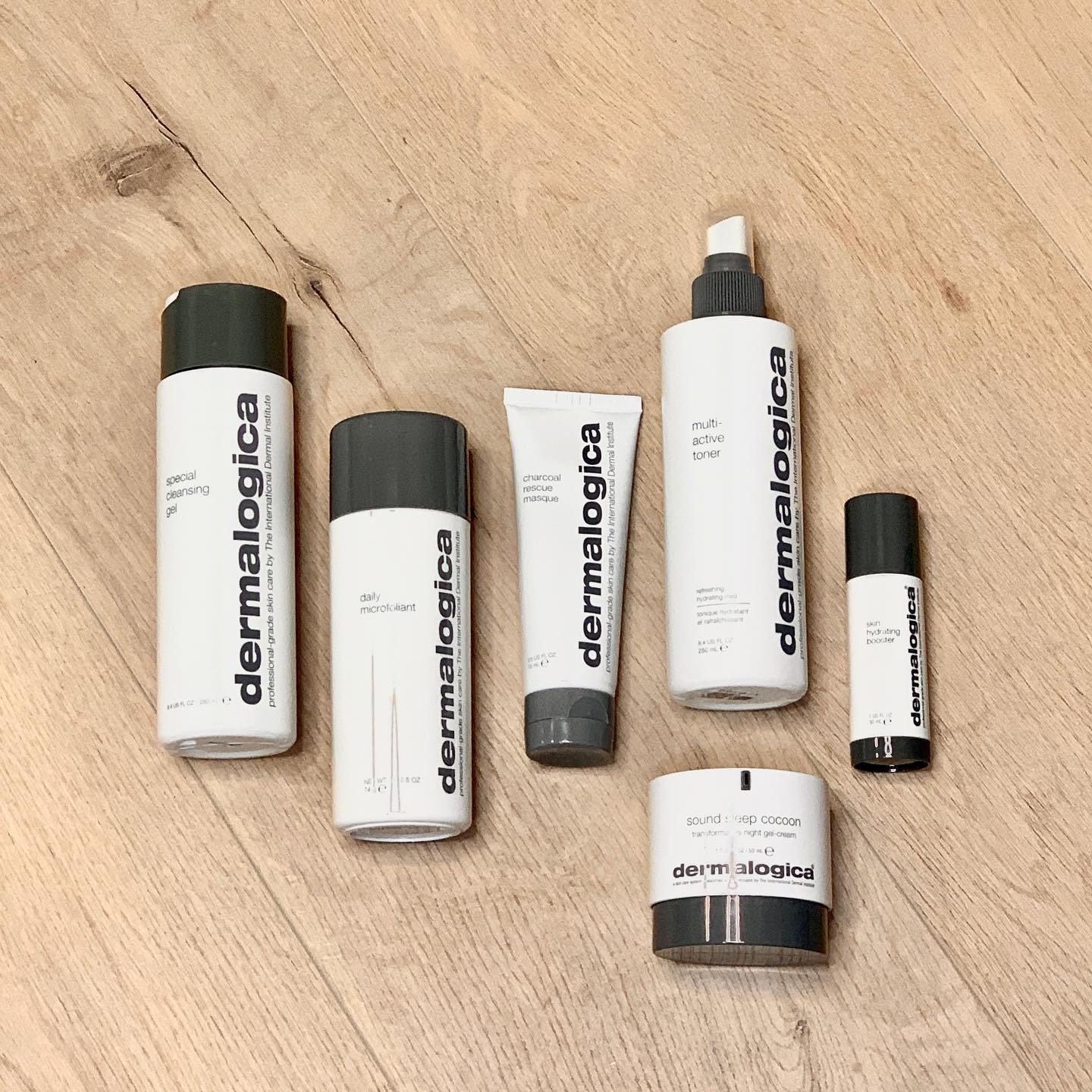 Eenmaal per week (meestal in het weekend) neem ik de tijd om mijn huid wat extra comfort te gunnen bij mijn dagelijkse skincare routine.
Dan was ik mijn huid zoals gewoonlijk met de Special Cleansing gel, scrub ik met de Daily Microfoliant om de dode huidcellen te verwijderen, zodanig dat producten optimaal opgenomen kunnen worden.
Het Charcoal Resque Masque zorgt met zijn houtskoolbasis dat mijn huid ontgift wordt.
Hierna even sprayen met de Multi Active Toner om te hydrateren, mijn Skin Hydrating Booster serum aanbrengen voor extra vochtinbreng en afsluiten met de heerlijk geurende Sound Sleep Cocoon (met onder meer lavendel extract) waardoor ik heerlijk rustig zal kunnen slapen ✨
Neem jij ook regelmatig tijd voor jezelf en je huid?
#dermalogica #skincare #skincareroutine #beautybyeline #lievegem