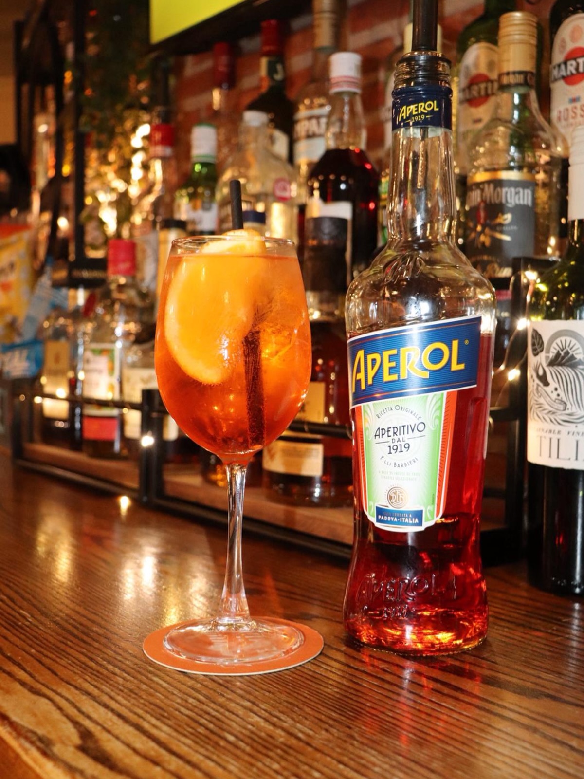 🍊✨ If sunshine was a drink…
Our Aperol Spritz is light, refreshing and basically summer in a glass. Perfect for catching up with friends or easing into the evening.
Prosecco, Aperol, soda, ice and a big slice of orange – simple, classic, elite. 🧡
See you at the bar 👋
📍 South Street Bar & Coffee Lounge
#aperolspritz #spritzseason #cocktailtime #southstreet #barlife