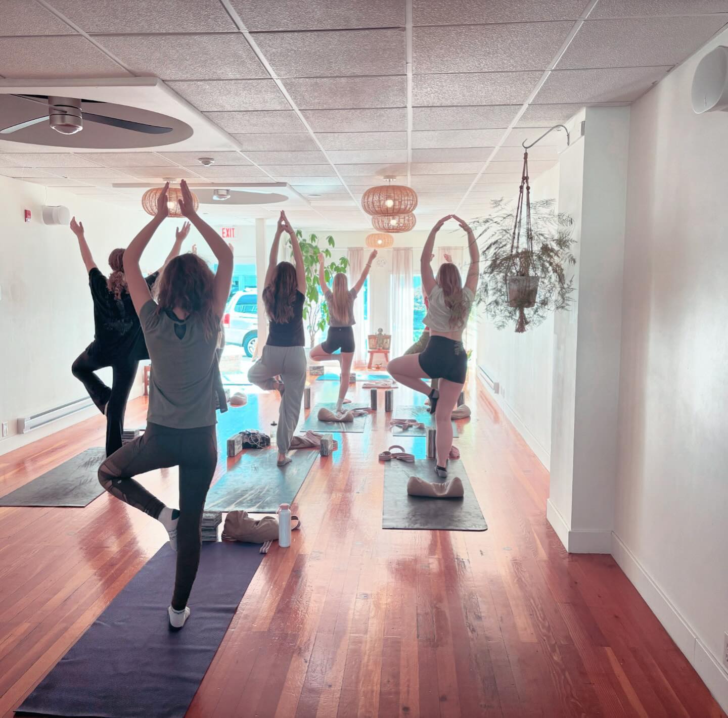 So impressed by this lovely group of youth who come together as a community each week to dedicate time to their yoga practice. Each student shines so bright and brings such an amazing light and energy to every class. Each strong, unique, and beautiful just like the trees they represent in this asana. Come to @yogaandgrace Wednesday at 4pm and practice for Free if you are 19 or younger. Sign up online or walk in. 💕🧘