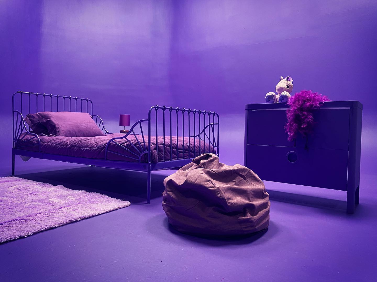 Sweet dreams!
Stylized tone-on-tone sets @astrolabstudios for @megabloks just waiting for us to light and shoot them!
#purple #onset #artdept