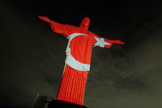 Proyectan las banderas de Turquía y Siria en el inmenso Cristo Redentor
Luego del devastador terremoto que sufrieron los países, que dejó decenas de miles de muertos, sus símbolos fueron reflejados en la estatua brasileña para homenajearlos y pedir oración.
#turquia #earthquake #turkey #helpturkey #cristoredentor #portugal #portuguesa #riodejaneiro