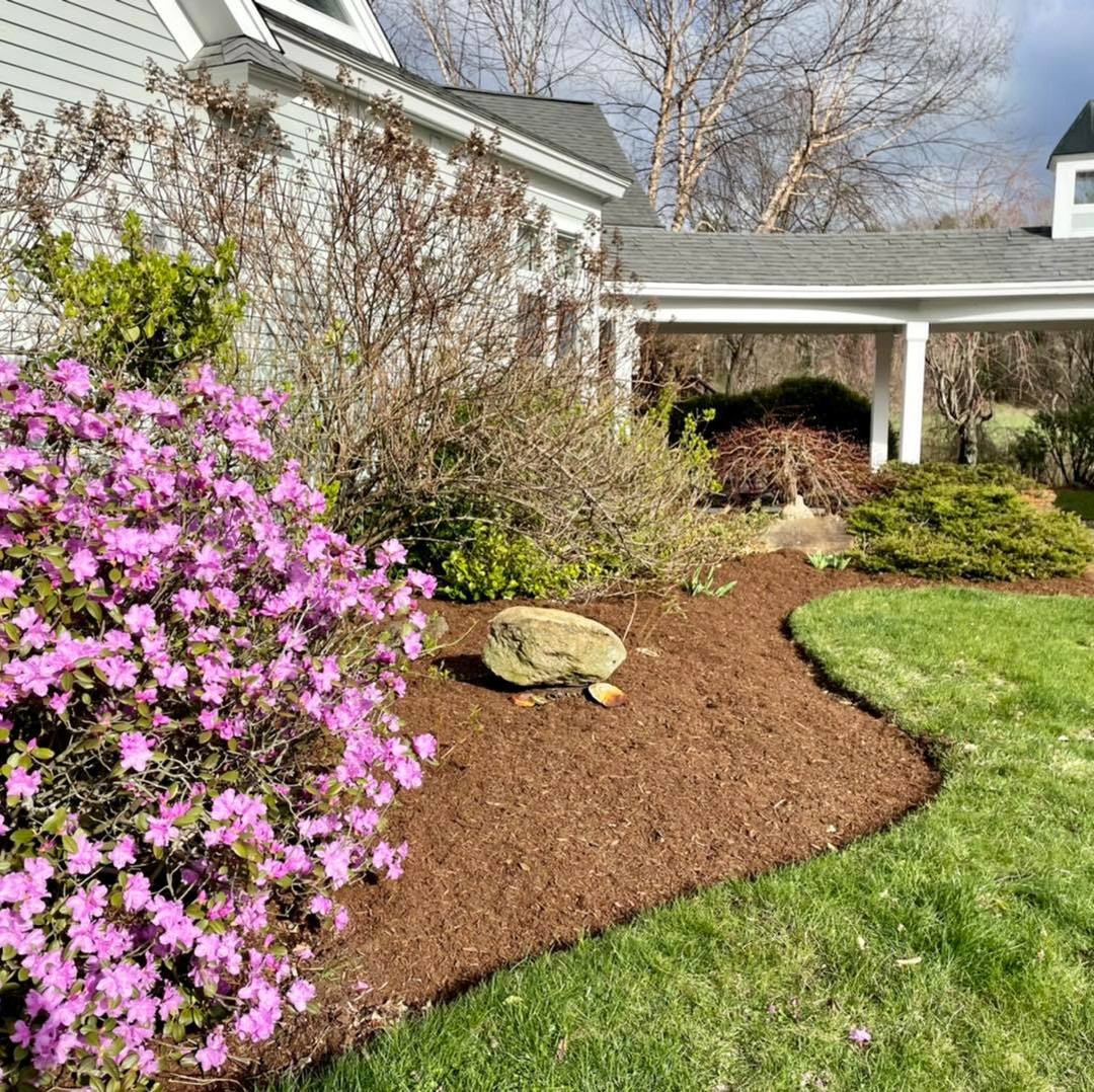 Nothing like a crisp edge and a garden bed revival to really sharpen up your property.
#lawncare #Landscaping #concordma #spring #gardendesign #lawnservice #mulchinstallation #mulchén
