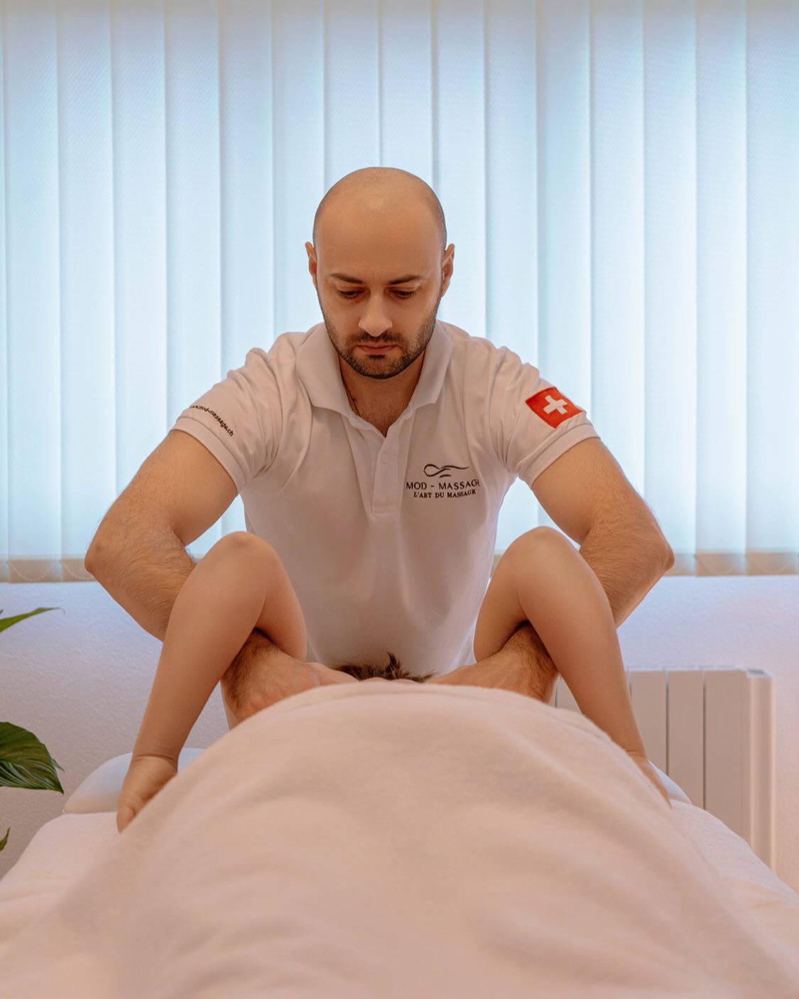 Le massage pour moi, ce n’est pas seulement un métier, c’est ma vocation, mon chemin de développement personnel et de croissance.
Mon objectif est non seulement de vous procurer un soulagement physique, mais aussi de créer une expérience unique laissant une sensation d’harmonie intérieure. Votre bien-être est au cœur de mes préoccupations. Le massage est ma vocation dans la vie.
Comment percevez-vous le massage ? Partagez votre expérience dans les commentaires ! 💆♀️🌿
#massage #massagetherapist #relaxation #massagefribourg #fribourgregion #selfcare #fribourgeois #massageswitzerland #alexmodvala #fribourg #swissmassage