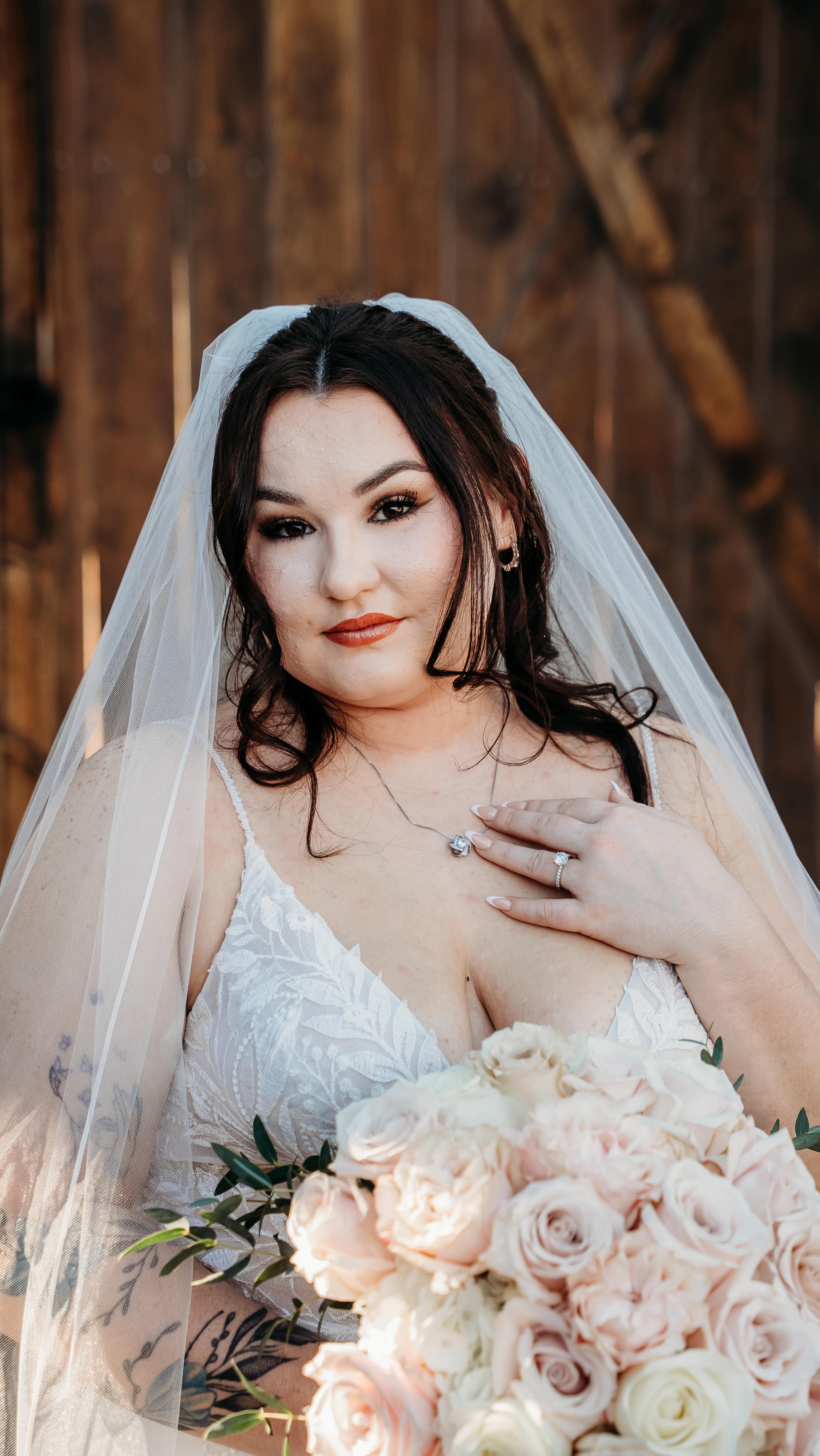 One beautiful bride ready for her big day 💍🤍
.
.
@thevenueatchilleens
#weddingday #bridetobe #brideportraits #weddingphotography #azphotography