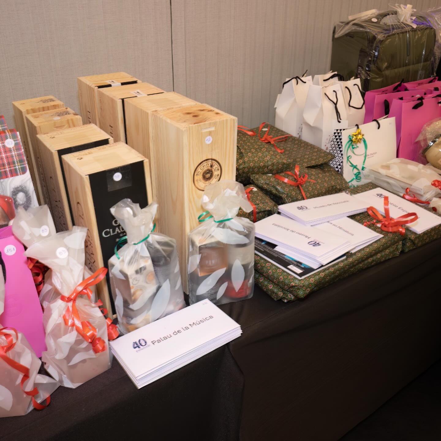 Des de l’Associació Catalana per al Parkinson volem donar les gràcies de tot cor a totes les empreses que van col·laborar el passat mes de desembre aportant regals per al nostre Dinar de germanor.
La vostra generositat i compromís fan possible que continuem donant suport a les persones afectades per la malatia del Parkinson i a les seves famílies.
Va ser un event molt especial on més de 130 persones ens vàrem trobar en un ambient festiu i on es va atorgar el Premi Assumpció Margarit al Comitè Mèdic Assessor de l’ACAP.
Gràcies per sumar, per confiar i per formar part d’aquesta causa tan important. Junts mirem cap al futur 💙
#Parkinson #parkinsoncat #ACAP40 #juntsmiremcapalfutur #dinardegermanor
@zoobarcelona
@andreugastronomia
@costersdelpriorat
@doterraalta
@eurostarshotels
@palaumusicacat
@lasgolondrinas.barcelona
@wbarcelona
@hotelpalacebarcelona
@vermutyzaguirre
@auditoribcn
@taranna_viajes_con_sentido
@aquariumbarcelona
@cellerparato
@elxaletdeprades
@basilicasagradafamilia
@9reinas_
@lamallorquina1947
@museuxocolata
@hoteltorremirona
@espaicel
@cellercanroca
@consejoreguladorturronjijona
@canbech
@ferrertradicional
@coremosa
@teatrenacional
@pobleespanyol
@umesuwine
@roncato_official_spain
@perelada
@flotariumbarcelona
@termesvictoria
@catalunyaenminiatura
@hotelartsbarcelona
@hiltonbarcelonahotel
@pachaofficial
@teatrepoliorama
@cansuriol
@salgot1928