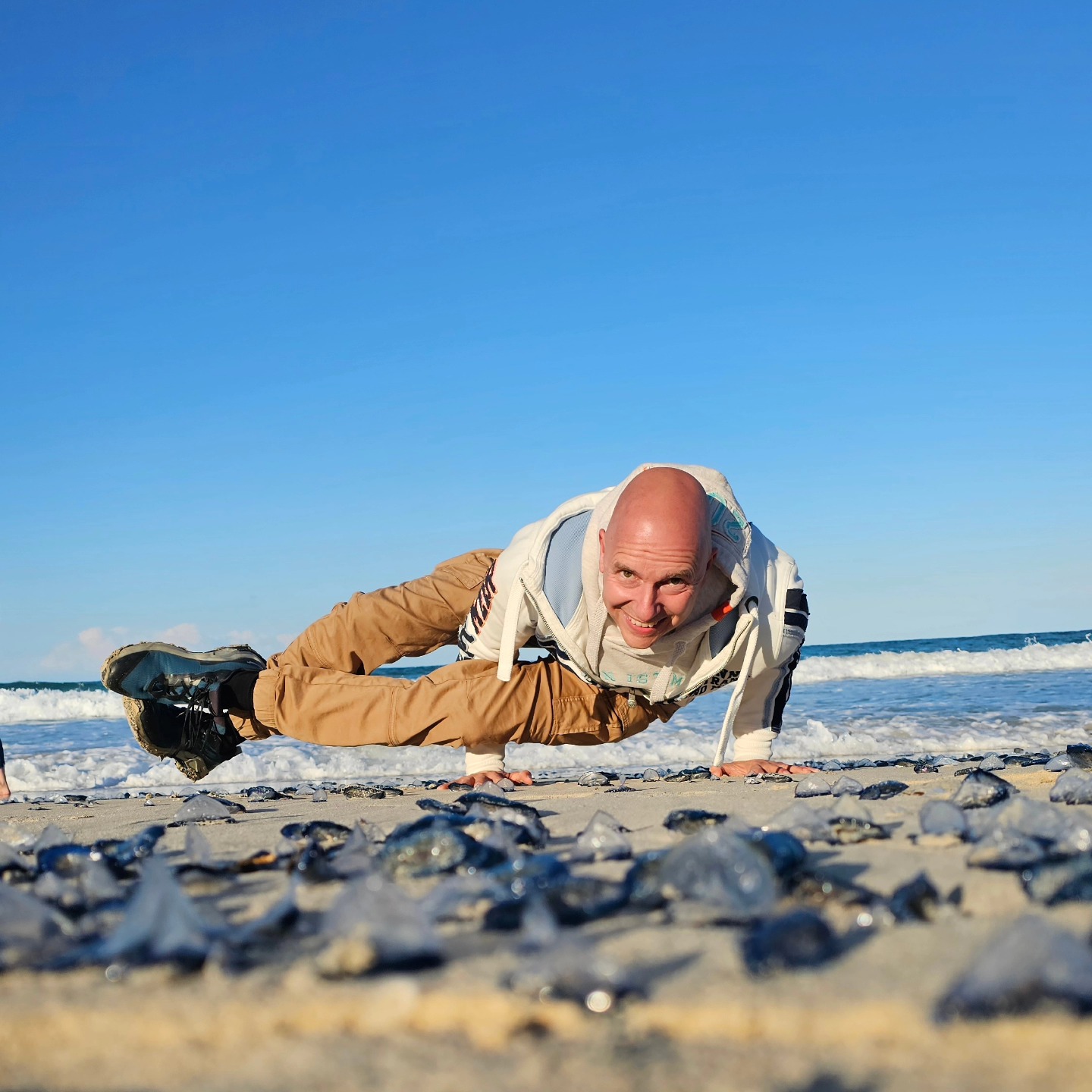 Wenn man dixh fragt, ob du noch mal die einarmige Position einnehmen kannst.
Welche einarmige Position??? Die auf WhatsApp!!!
Diese Position war gemeint. Gut nicht einarmig aber auch wunderschön.
Vielleicht sollte ich das Bild mal austauschen.
Meinte Veit auch... Meer ist doch schöner als Steine.
Was meint ihr???
#Mallorca #calarajada #YogaRetreat #yogareise #yogaholiday #yogaferien #yogaurlaub #Yoga #ashtanga #ashtangayoga #ashtangaretreat #yogaeverywhere #yogaliebe #yogaboy #yogaevwrywhere #yogadeutschland #yogajournal